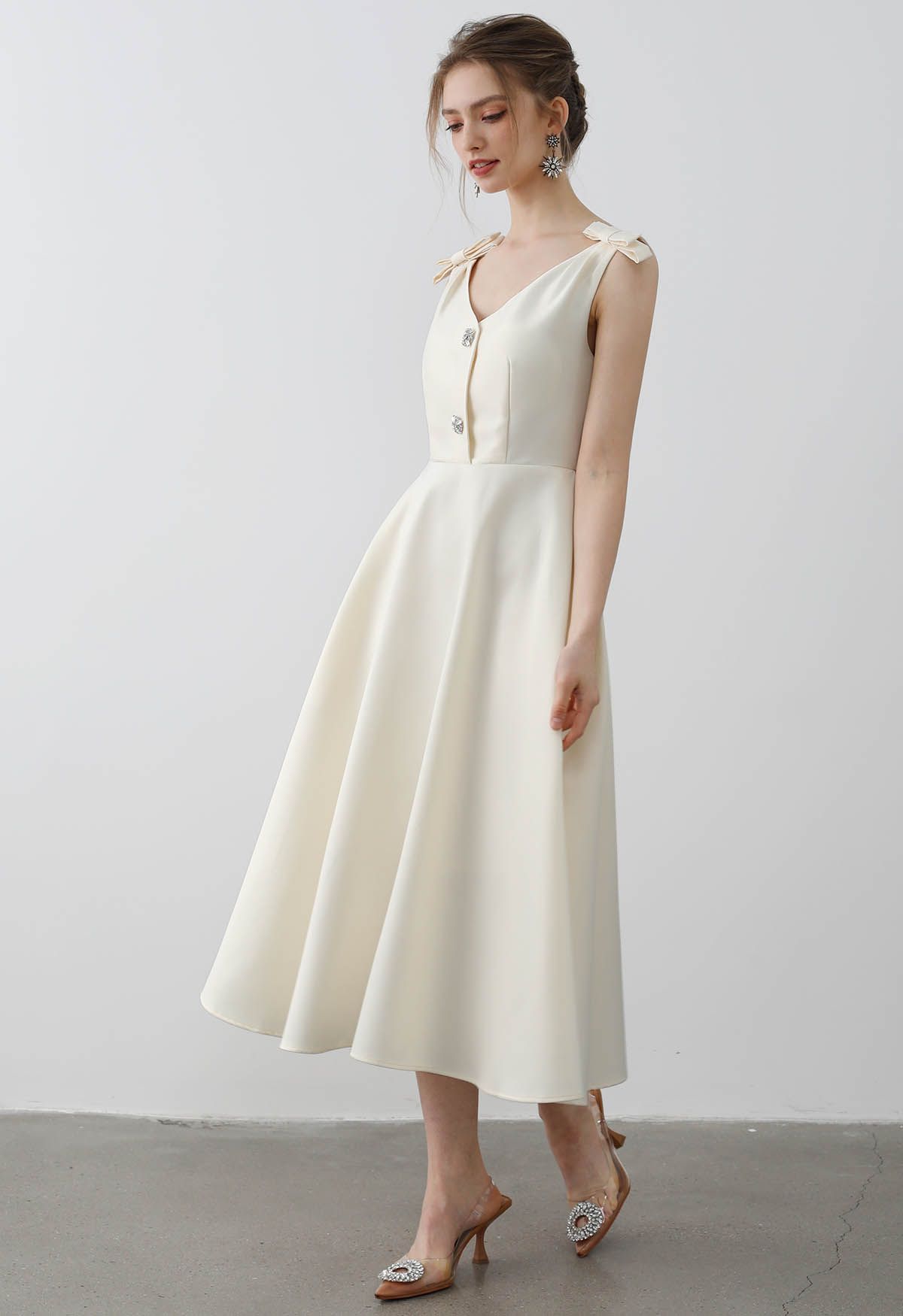 Midikleid mit Schleife an der Schulter und Zirkonia-Knöpfen in Creme