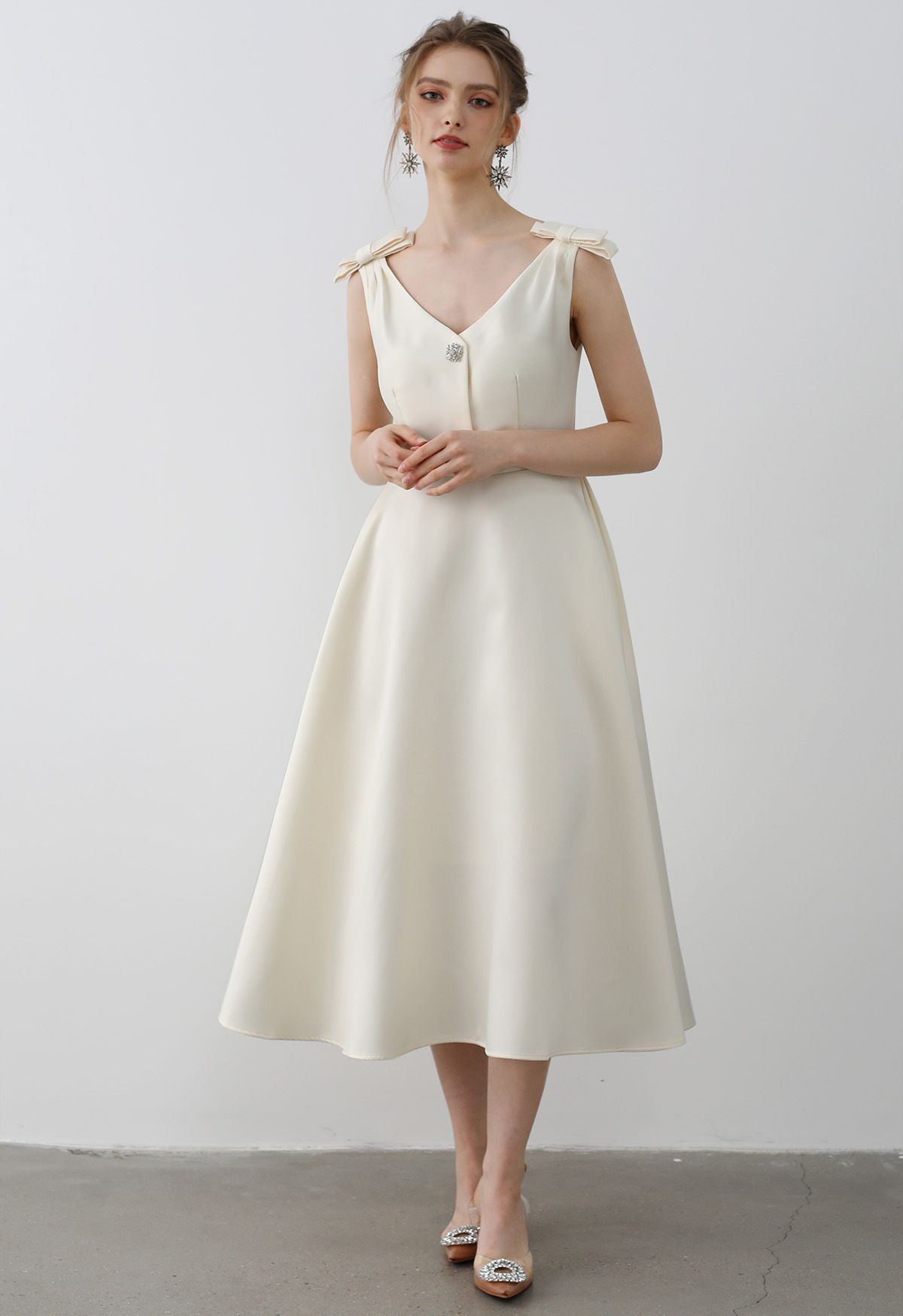 Midikleid mit Schleife an der Schulter und Zirkonia-Knöpfen in Creme