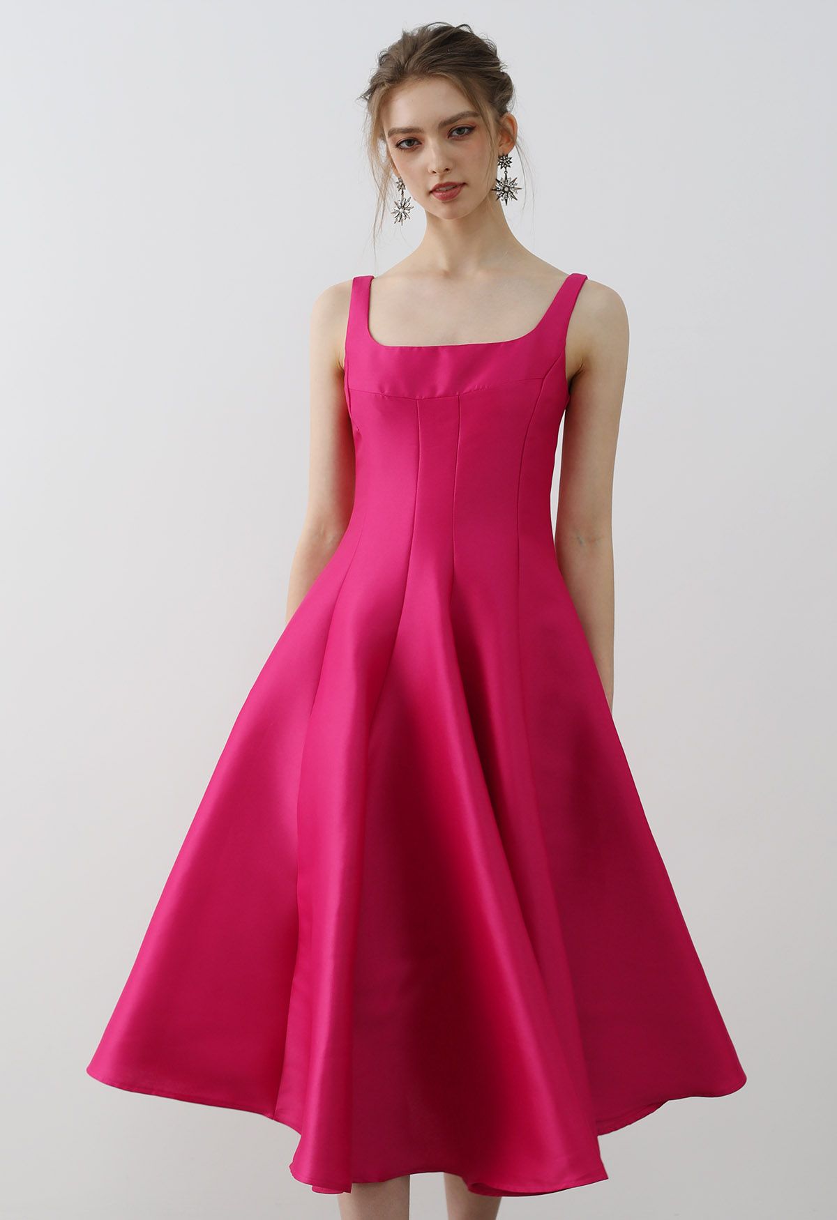 Camisole-Kleid aus glänzendem Satin mit ausgestelltem Saum in Magenta