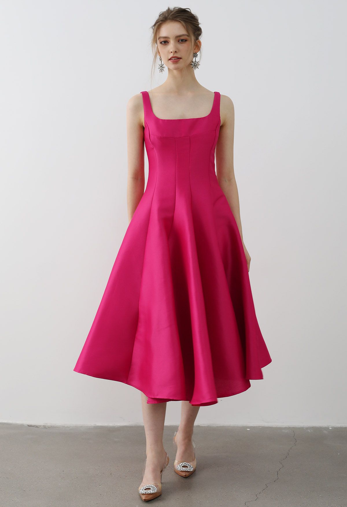 Camisole-Kleid aus glänzendem Satin mit ausgestelltem Saum in Magenta