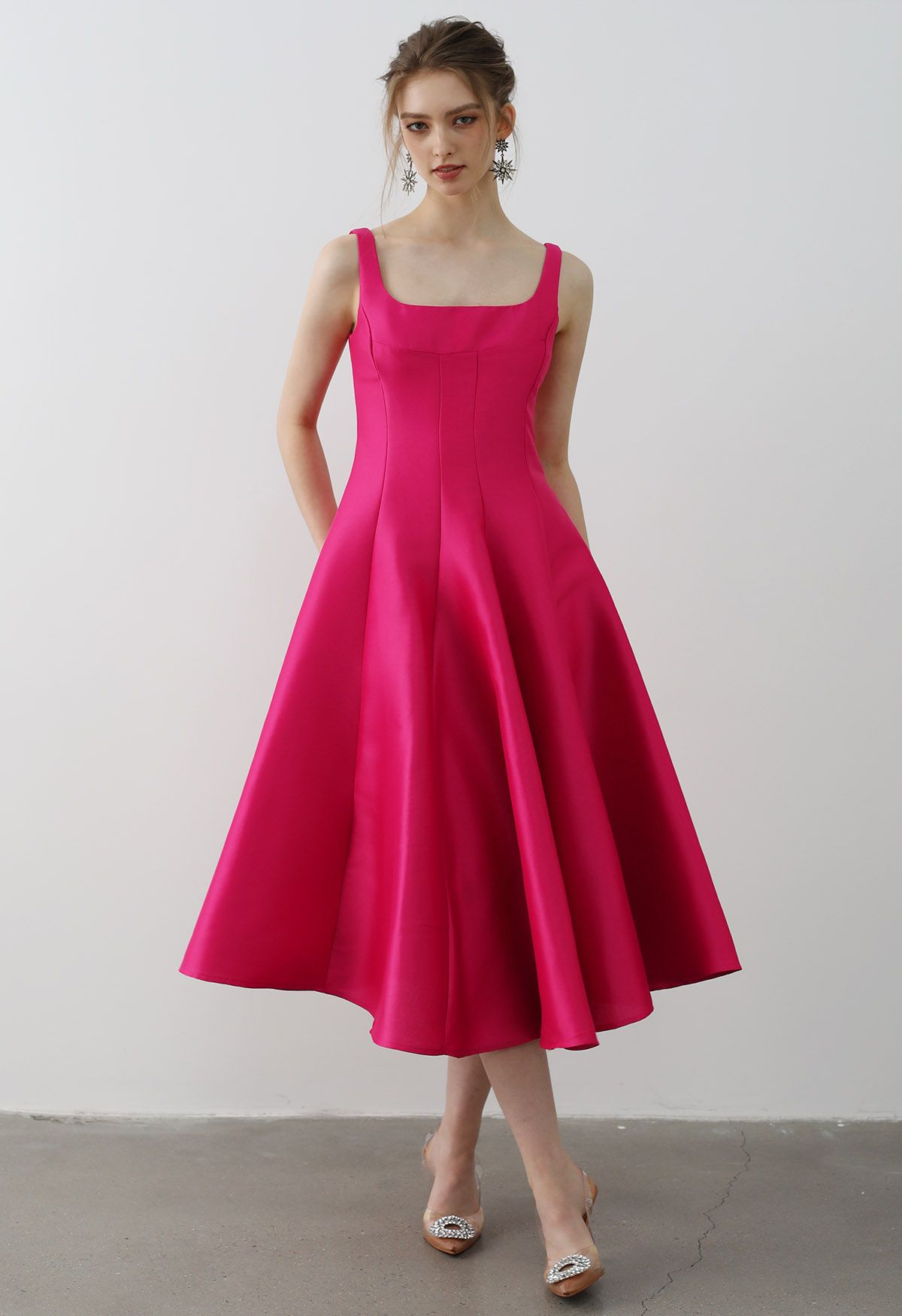 Camisole-Kleid aus glänzendem Satin mit ausgestelltem Saum in Magenta