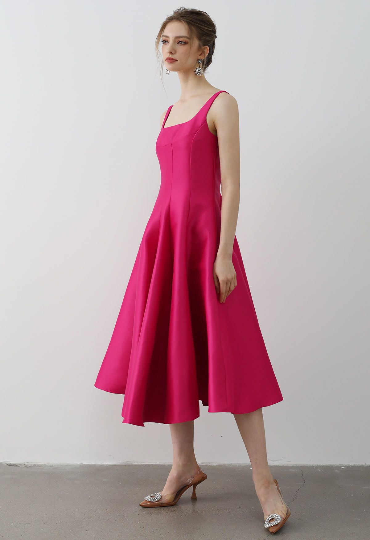 Camisole-Kleid aus glänzendem Satin mit ausgestelltem Saum in Magenta