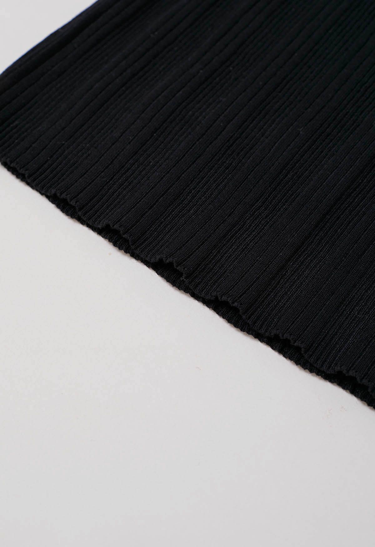 Ärmelloses Stricktop mit Perlenbesatz in Schwarz