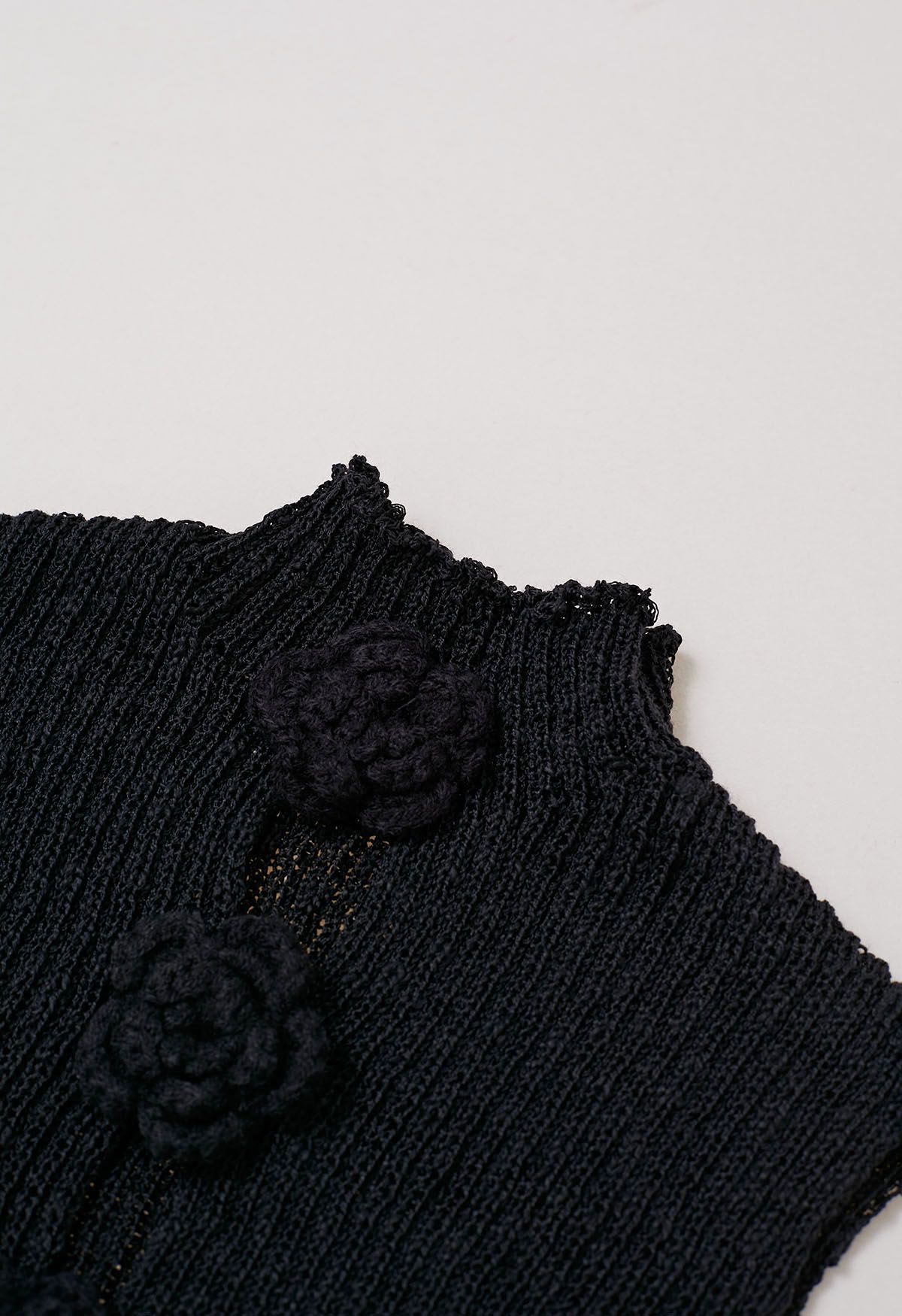 Ärmelloses Stricktop mit 3D-Häkelblumen in Schwarz