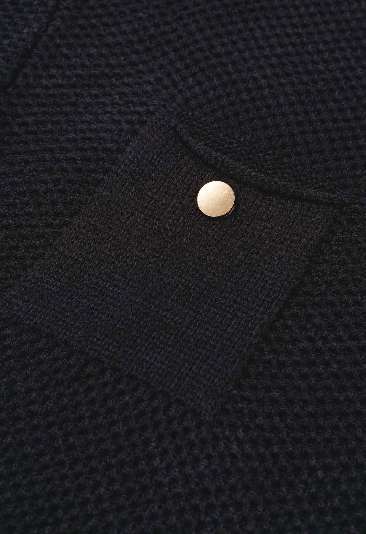 Schwarzer Waffelstrickpullover mit Knöpfen und verzierter Tasche