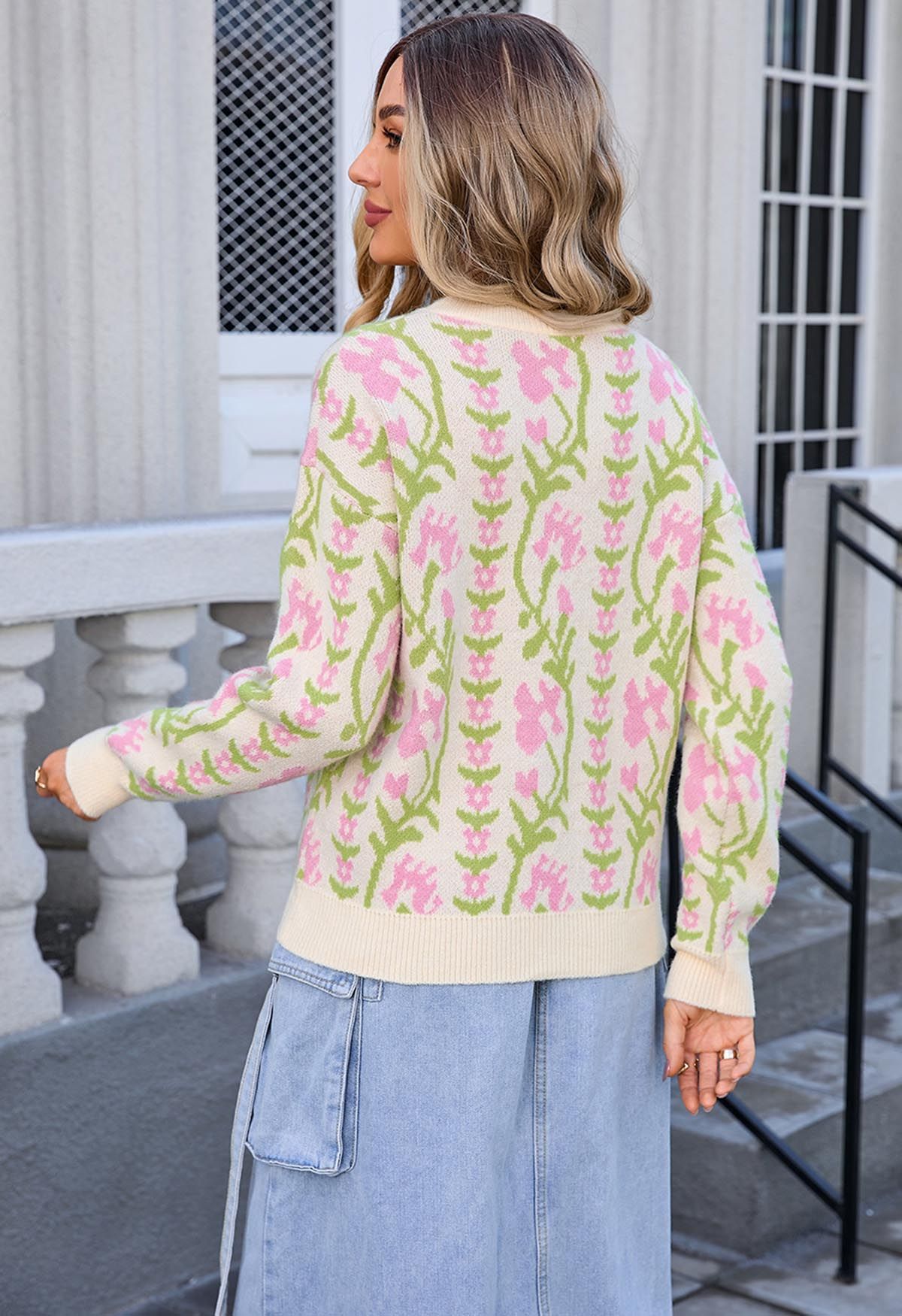 Jacquard-Strickpullover mit Blumenzweig in Creme