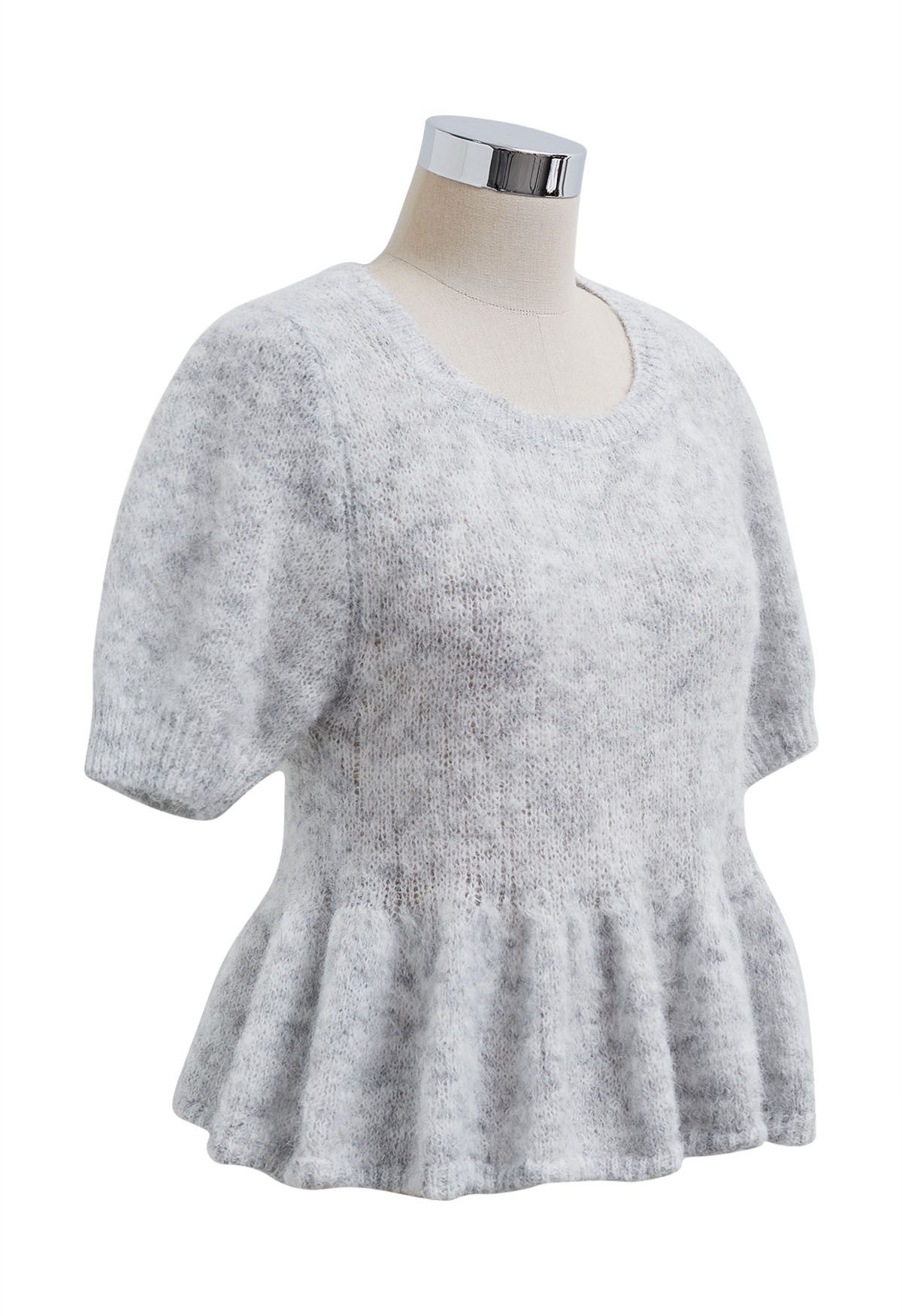 Flauschiges Stricktop mit Schößchen-Flair in Grau