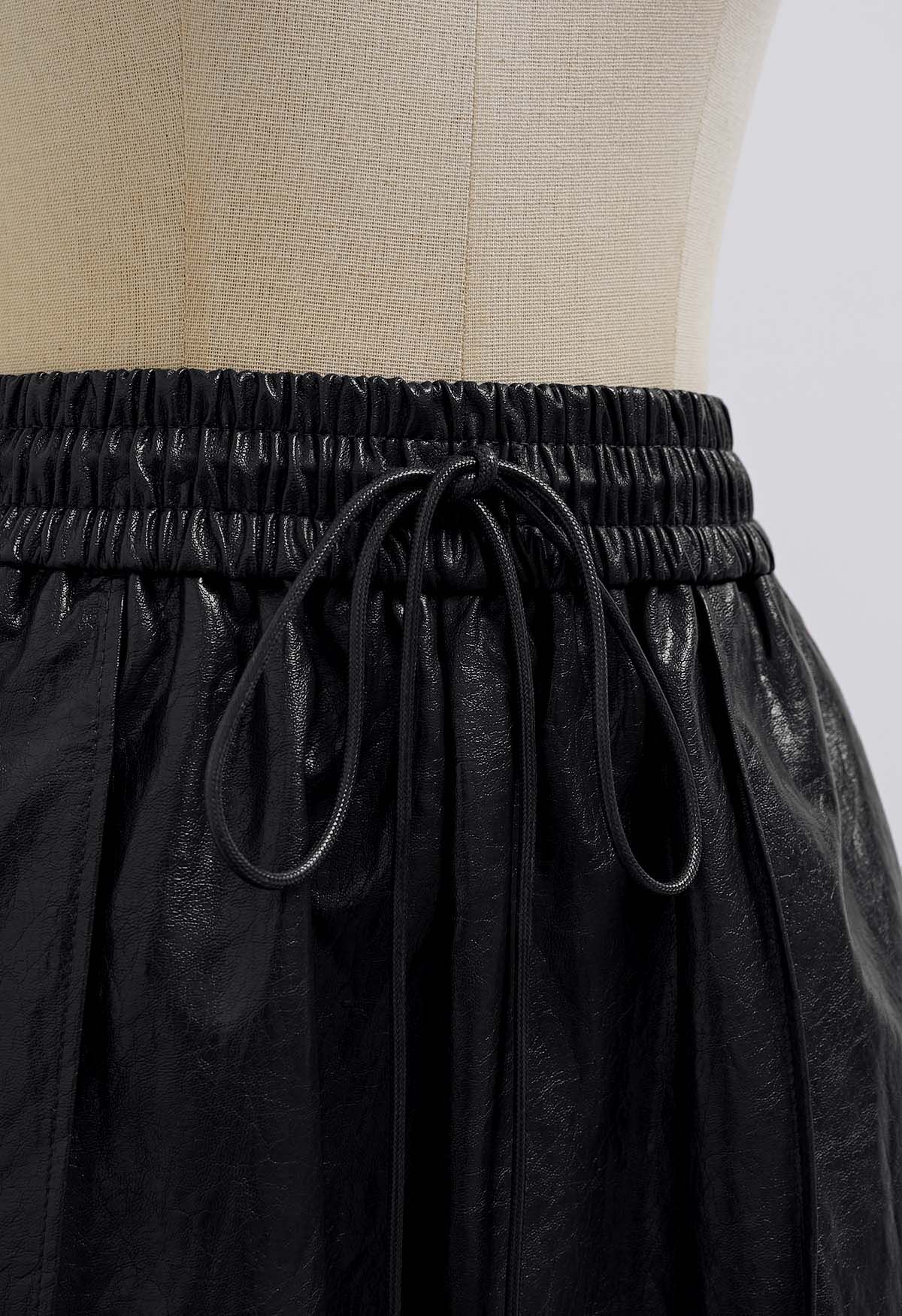 Urban Chic – Schwarze Shorts aus Kunstleder mit Kordelzug