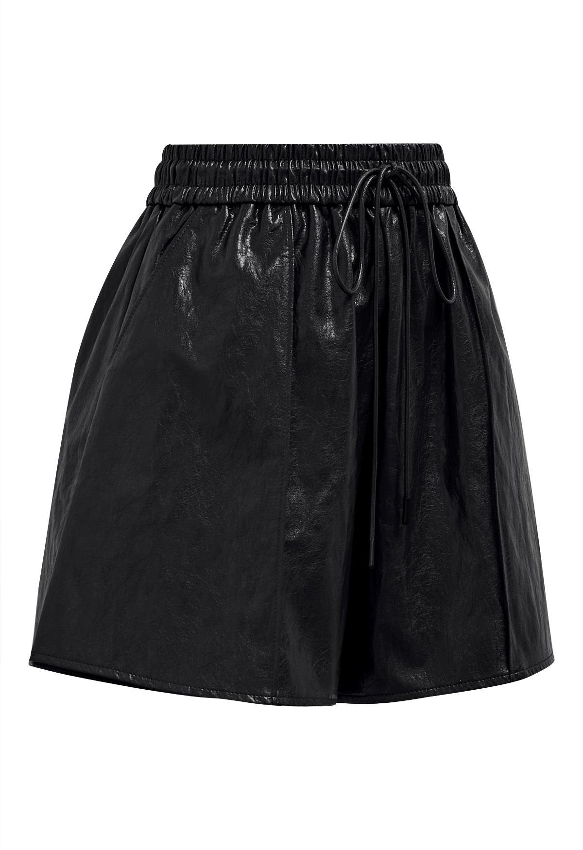 Urban Chic – Schwarze Shorts aus Kunstleder mit Kordelzug