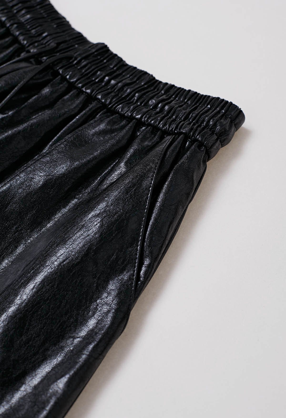 Urban Chic – Schwarze Shorts aus Kunstleder mit Kordelzug