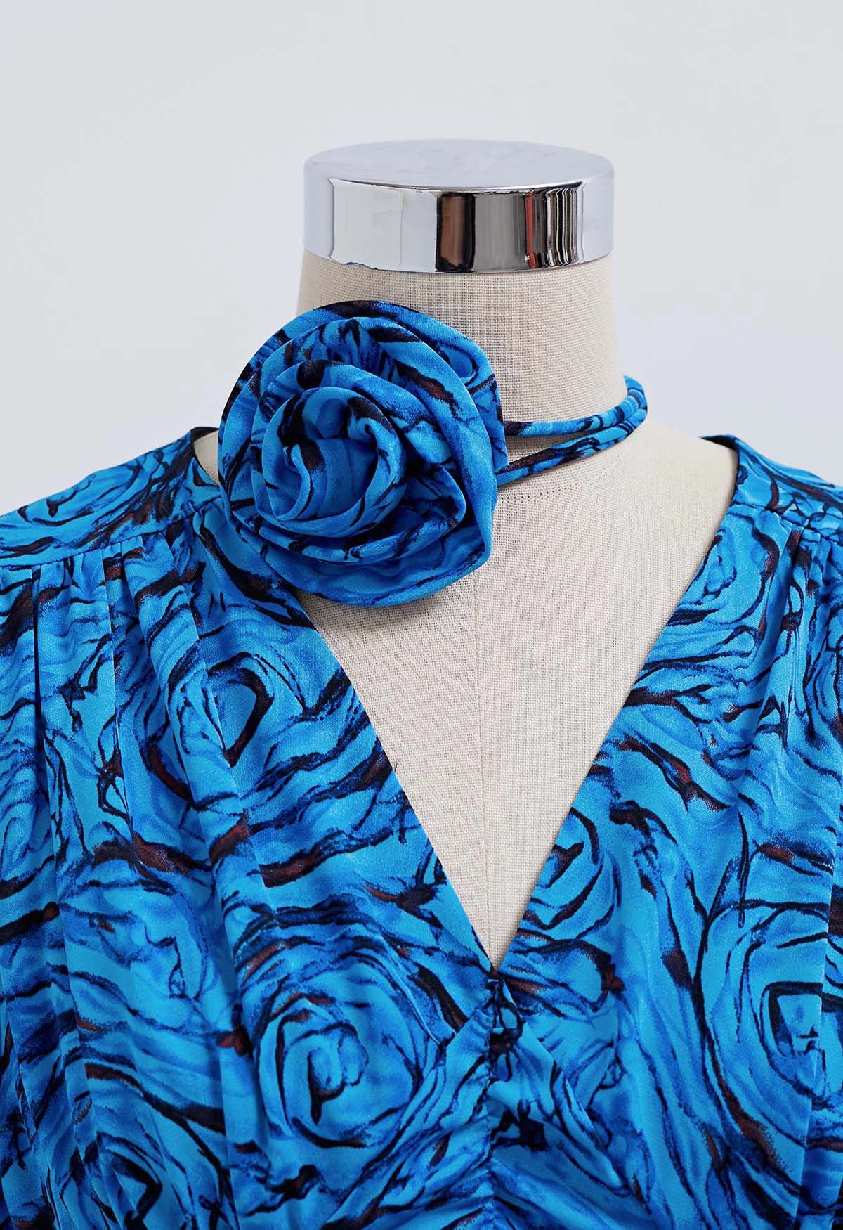 Fantastic Rose – Gerüschtes Midikleid mit V-Ausschnitt und Choker in Blau