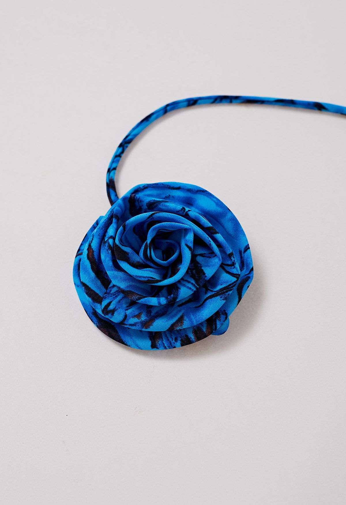 Fantastic Rose – Gerüschtes Midikleid mit V-Ausschnitt und Choker in Blau