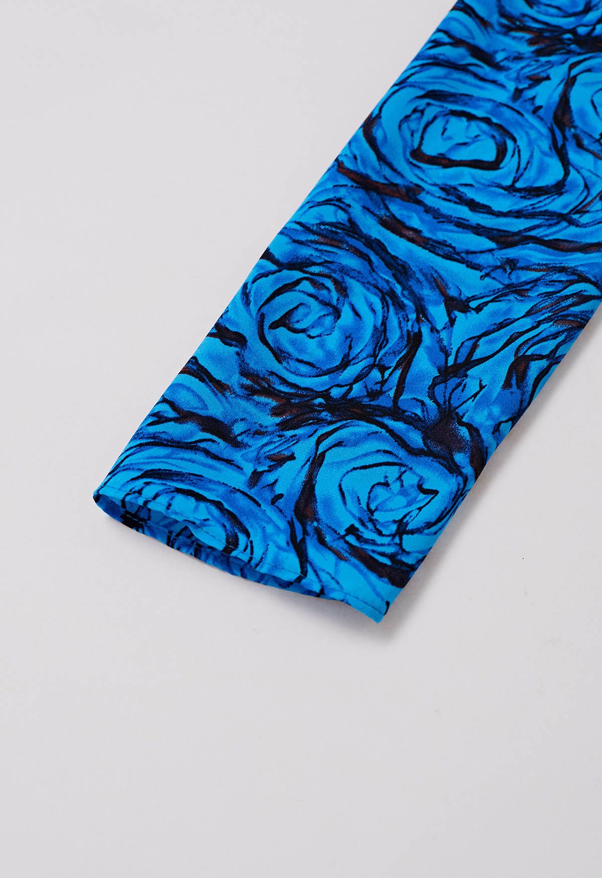 Fantastic Rose – Gerüschtes Midikleid mit V-Ausschnitt und Choker in Blau