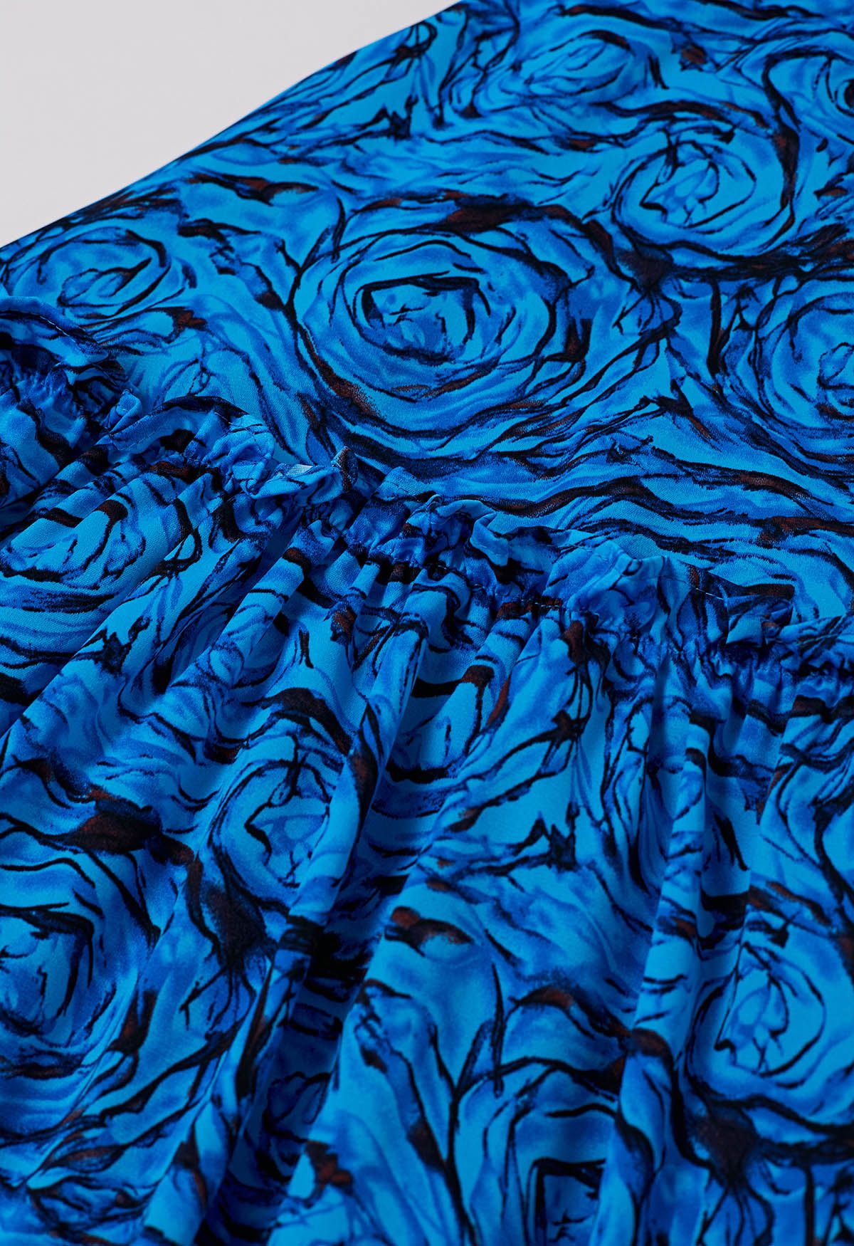 Fantastic Rose – Gerüschtes Midikleid mit V-Ausschnitt und Choker in Blau