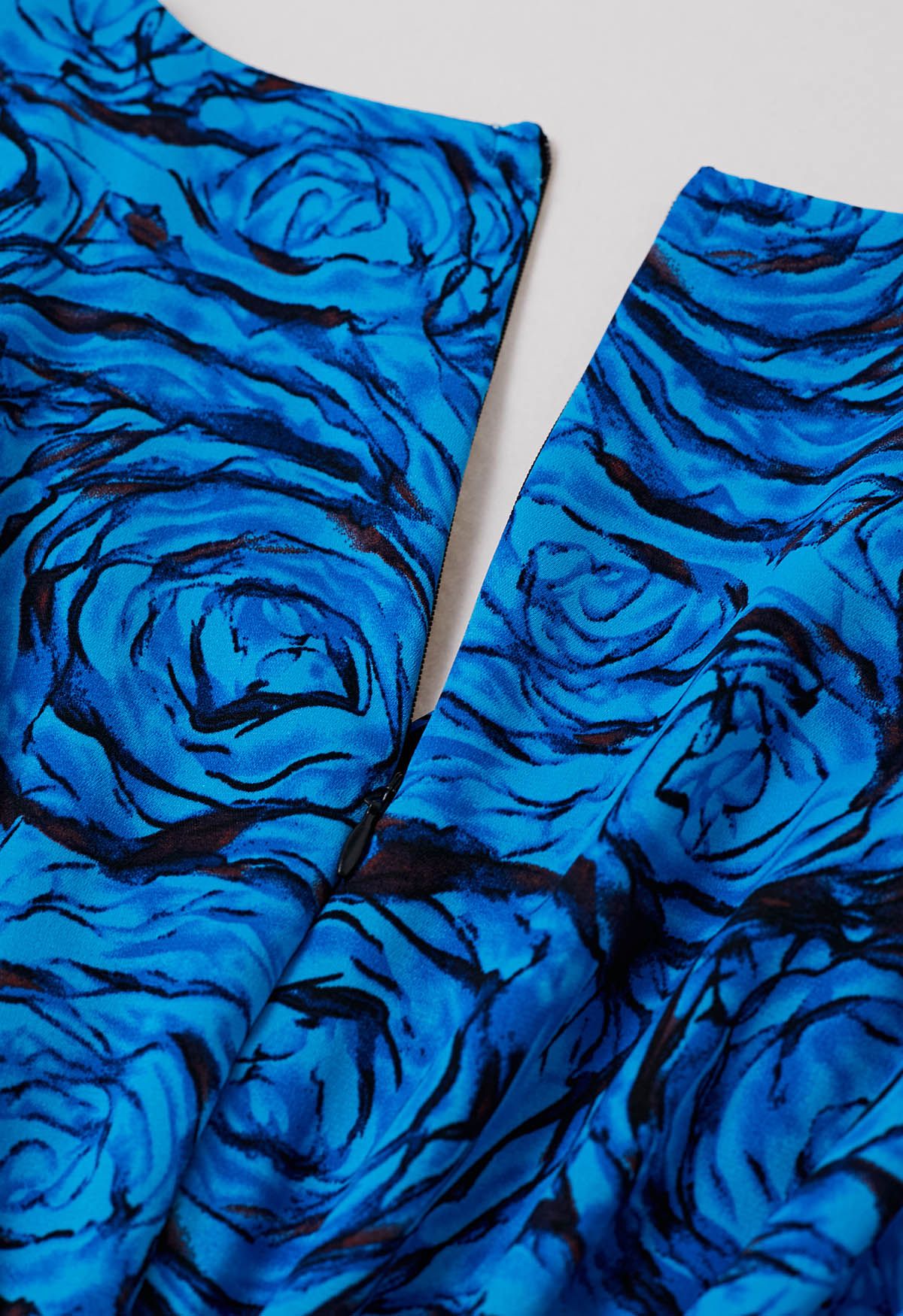 Fantastic Rose – Gerüschtes Midikleid mit V-Ausschnitt und Choker in Blau