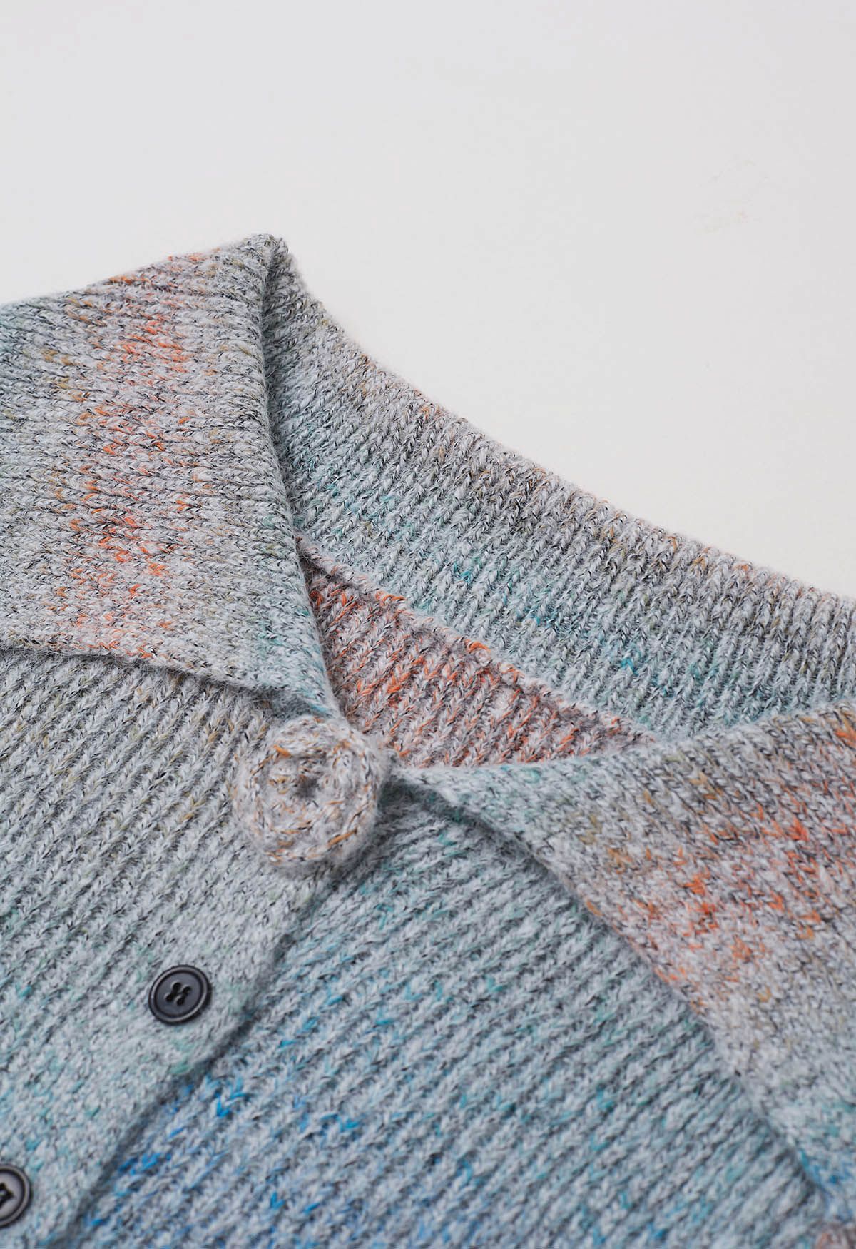 Chill Hues – Schulterfreies, mehrfarbiges Stricktop mit Umschlag