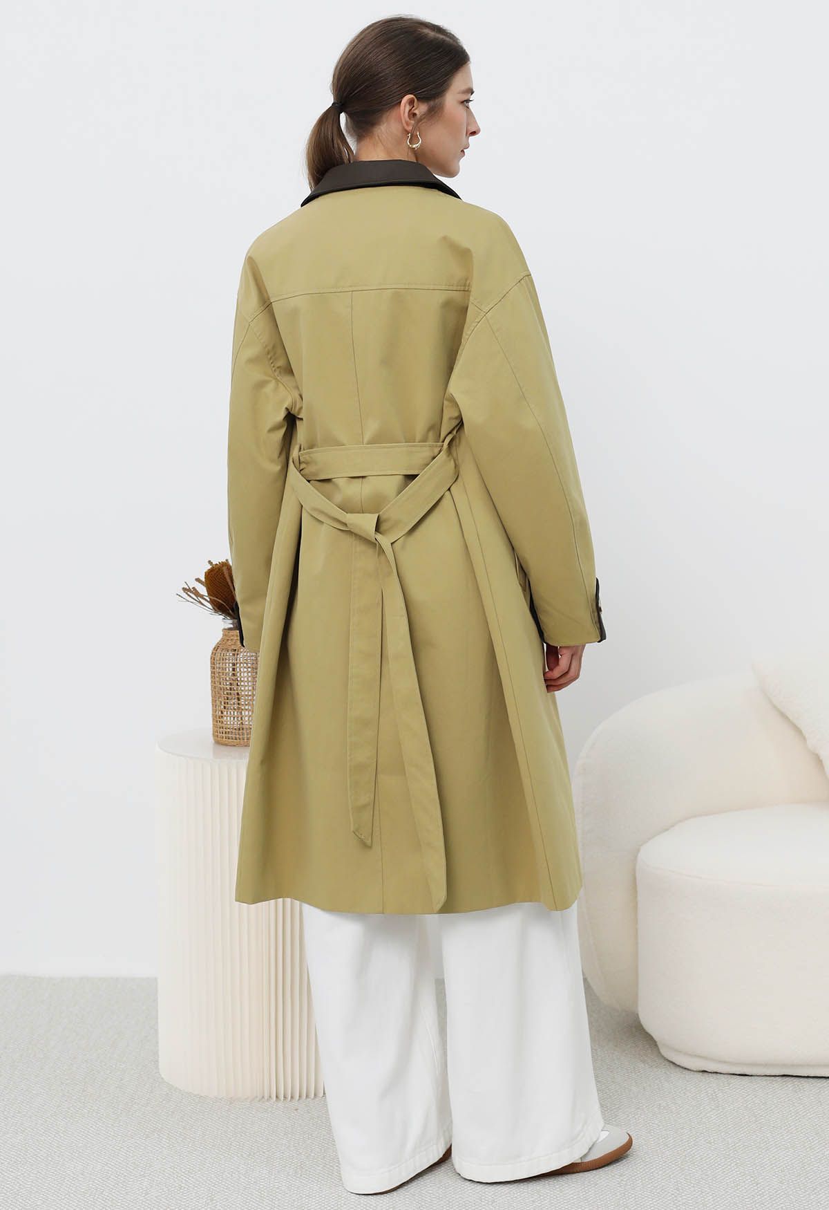 Trenchcoat mit kontrastierendem Kunstlederbesatz und Knöpfen in Senfgelb