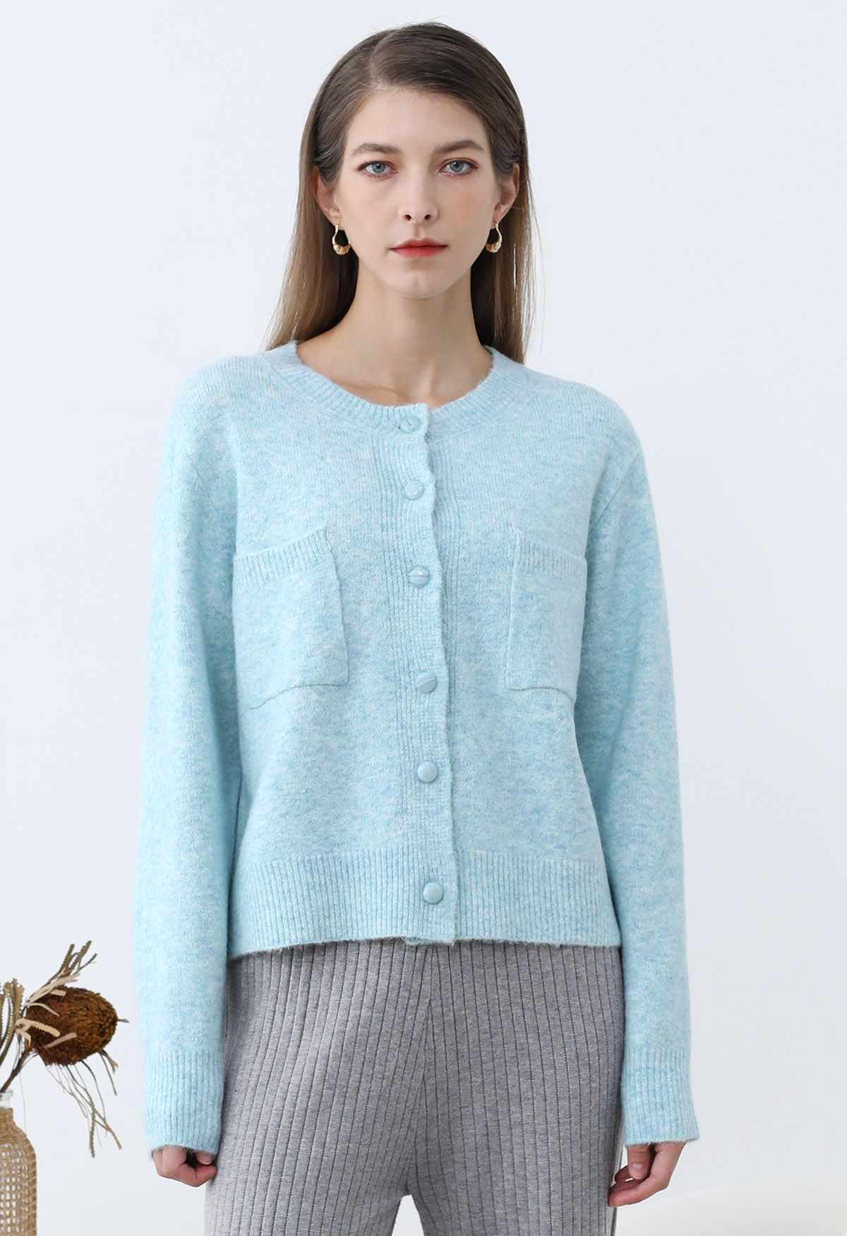 Toasty – Strickjacke mit aufgesetzten Taschen und Knöpfen in Babyblau