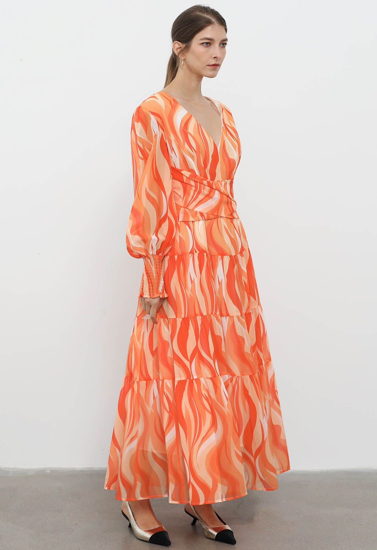 Oranges, gewelltes Chiffon-Maxikleid mit überkreuzter Taille