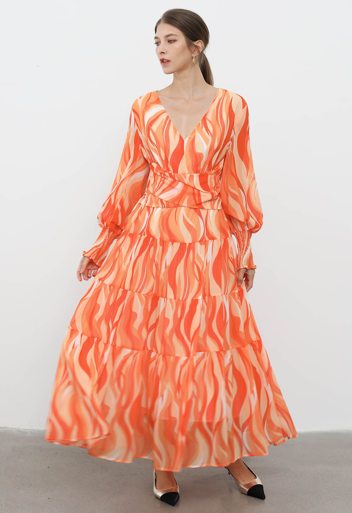 Oranges, gewelltes Chiffon-Maxikleid mit überkreuzter Taille