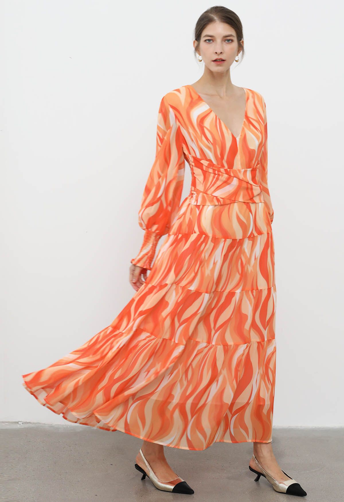 Oranges, gewelltes Chiffon-Maxikleid mit überkreuzter Taille