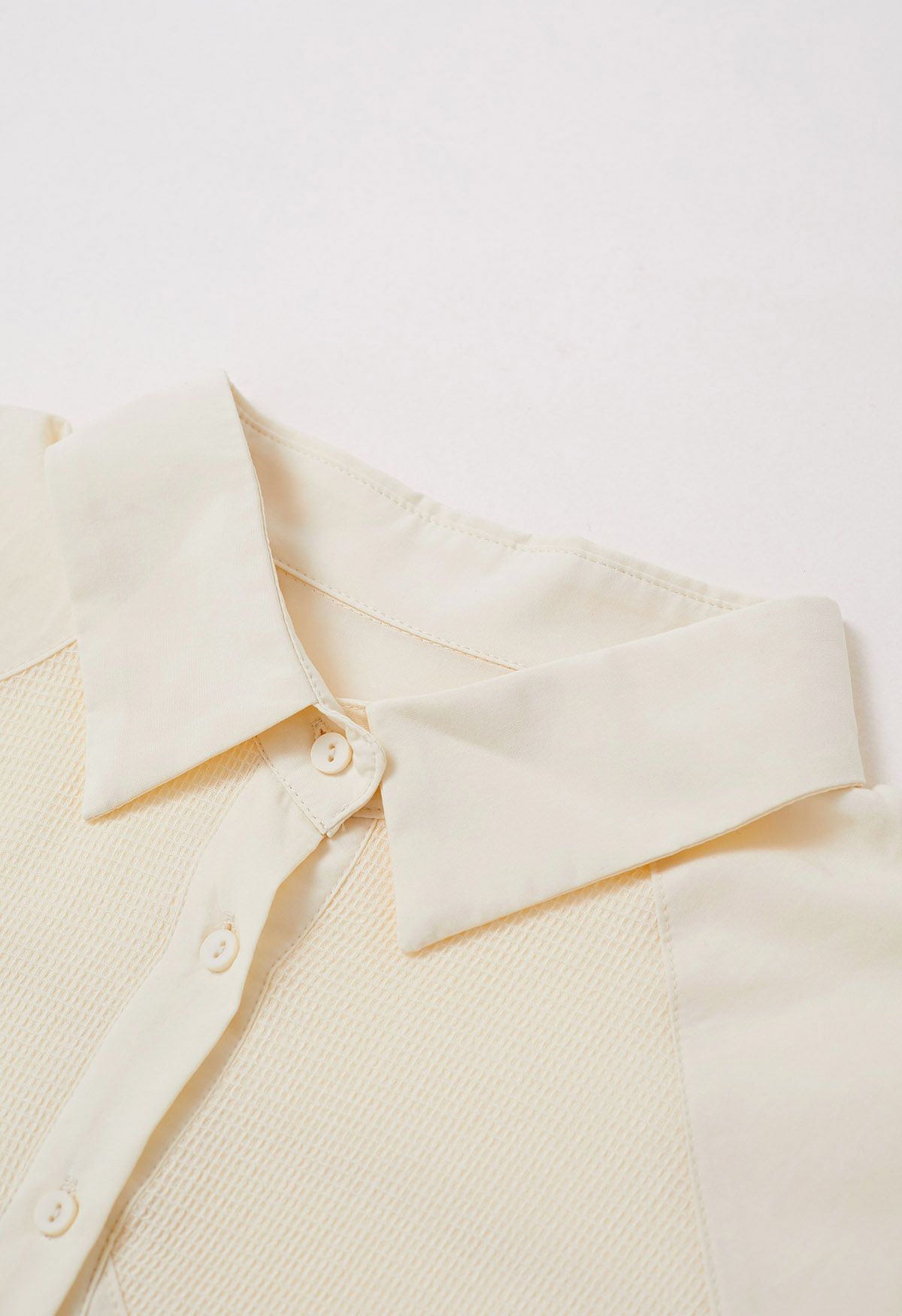 Baumwoll-Button-Down-Hemd mit geometrischem Einsatz in Creme