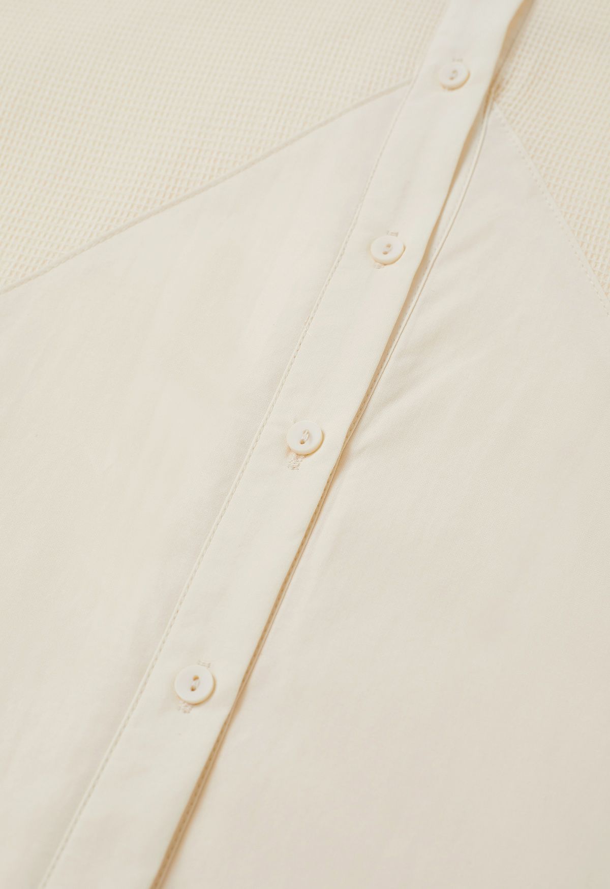 Baumwoll-Button-Down-Hemd mit geometrischem Einsatz in Creme