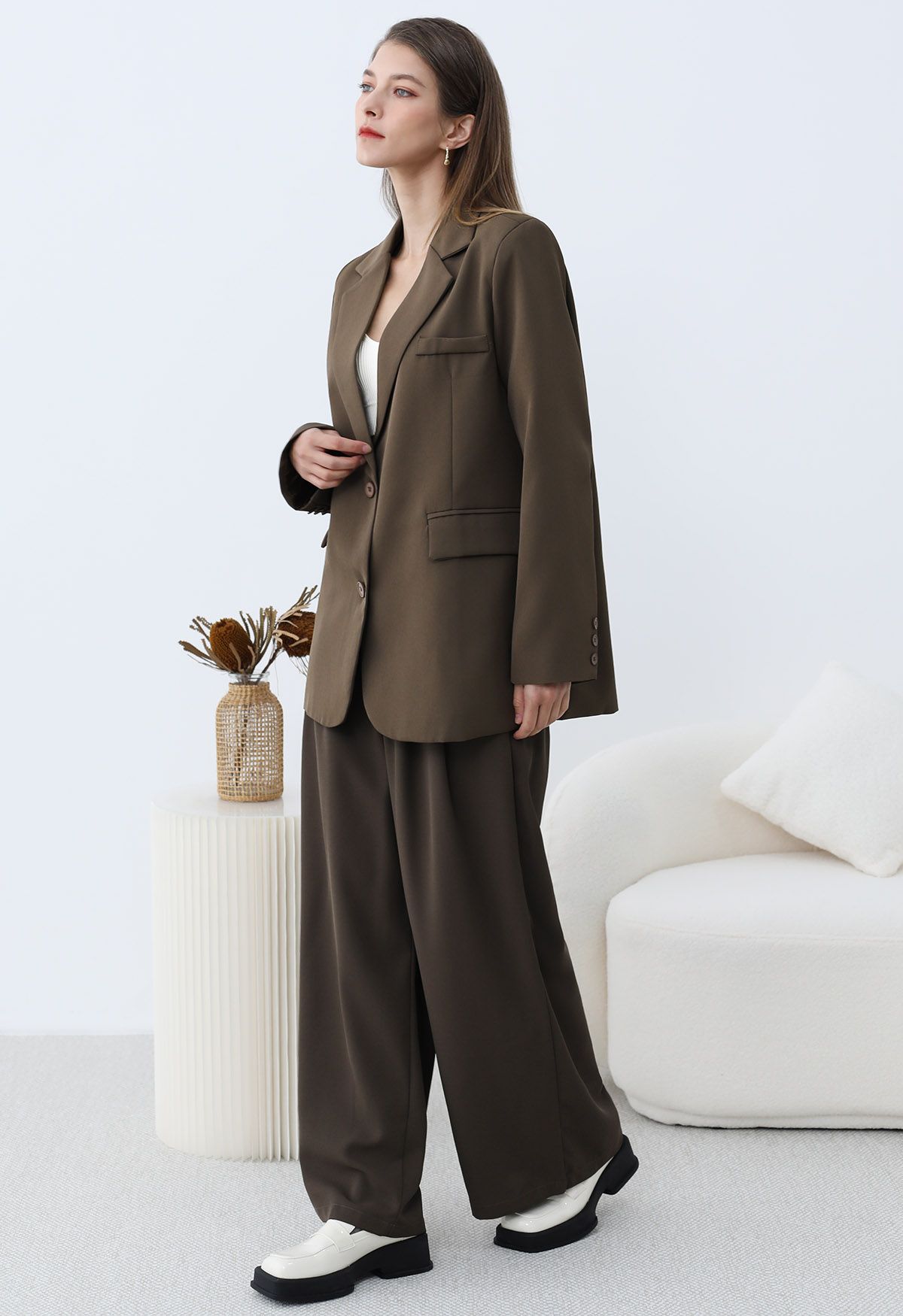 Modernes Executive-Set aus Blazer und Hose mit Revers in Braun