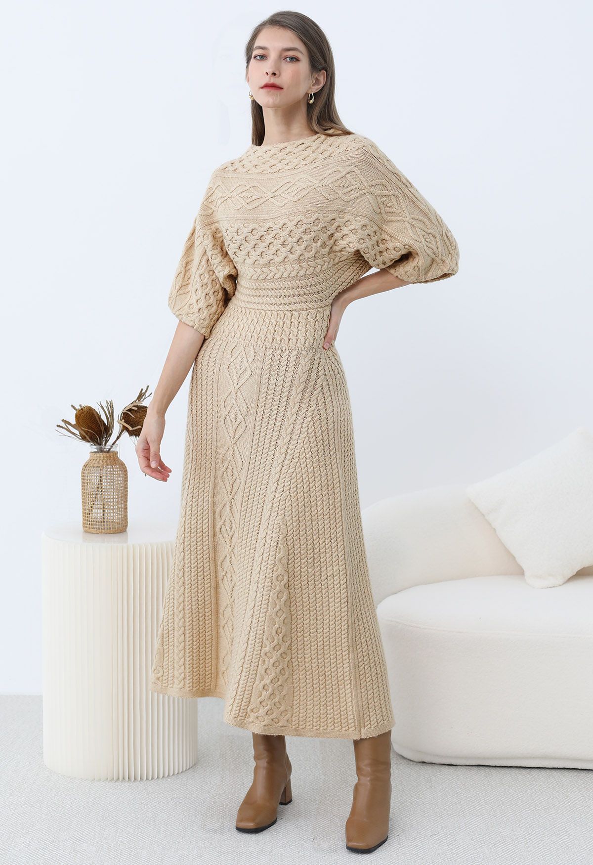 Artisanal Charm – Zopfmuster-Strickkleid mit U-Boot-Ausschnitt