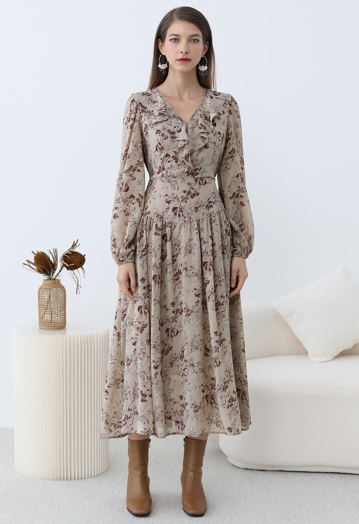 Serene Flower – Chiffon-Midikleid mit V-Ausschnitt und Rüschen in Taupe