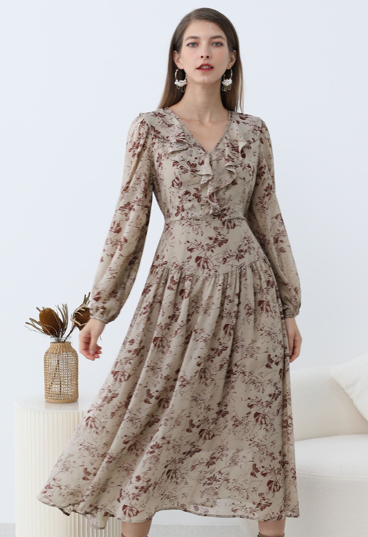 Serene Flower – Chiffon-Midikleid mit V-Ausschnitt und Rüschen in Taupe