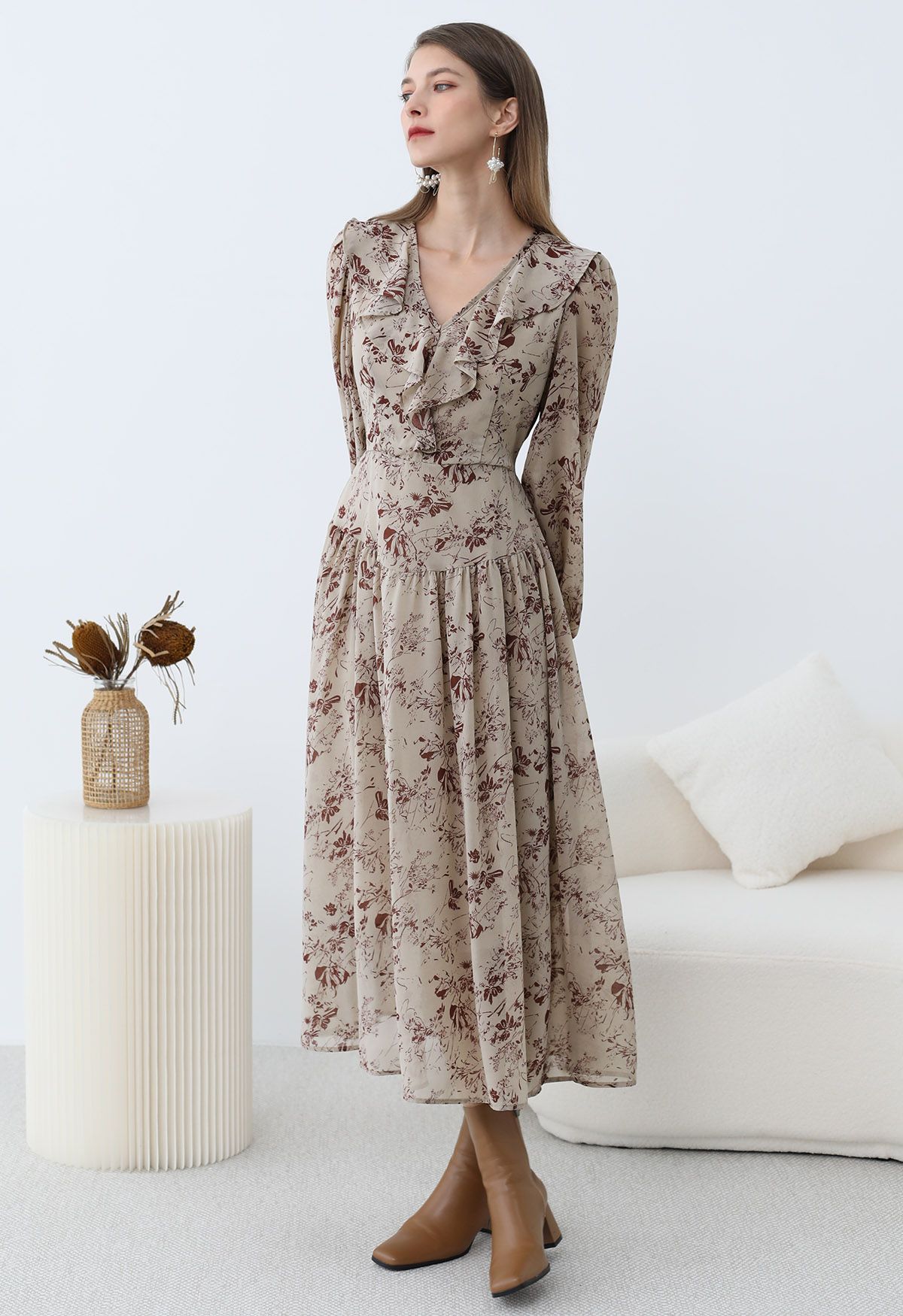 Serene Flower – Chiffon-Midikleid mit V-Ausschnitt und Rüschen in Taupe