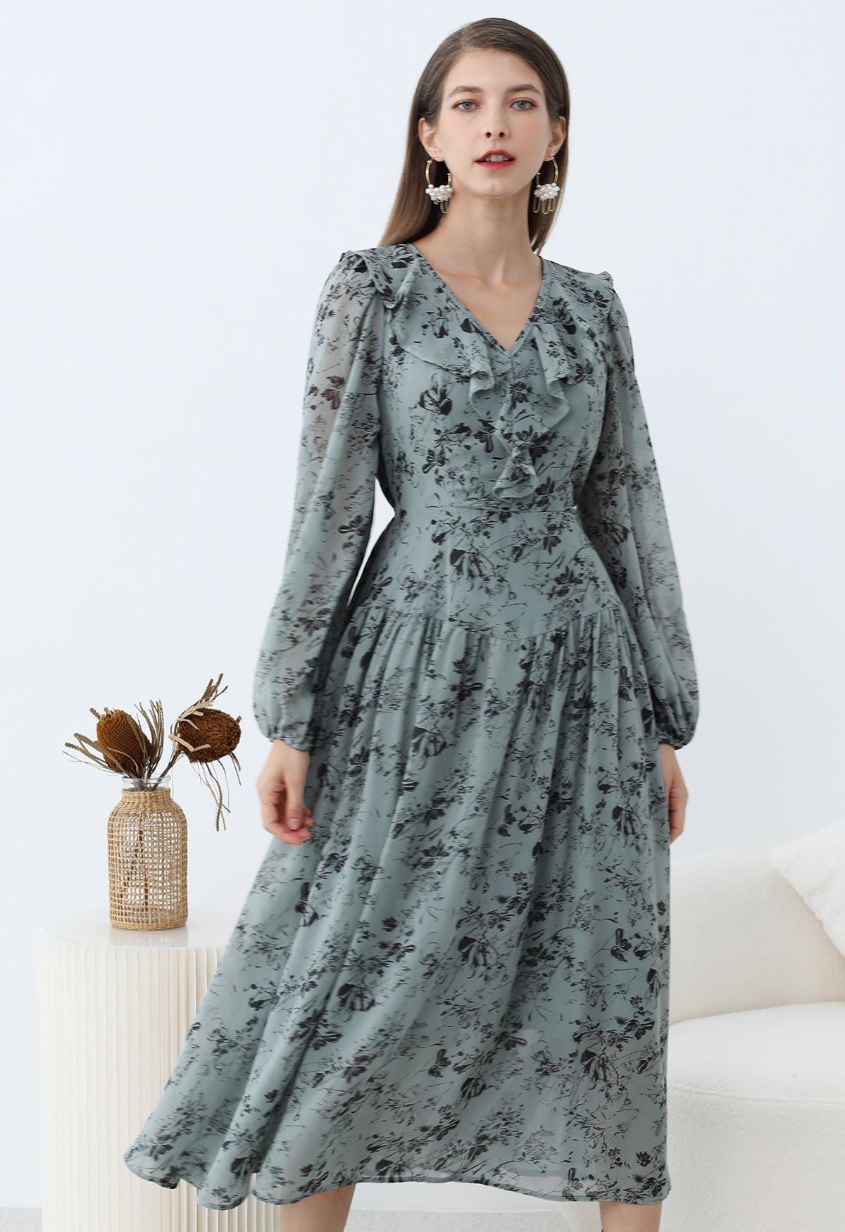 Serene Flower – Chiffon-Midikleid mit V-Ausschnitt und Rüschen in Minze