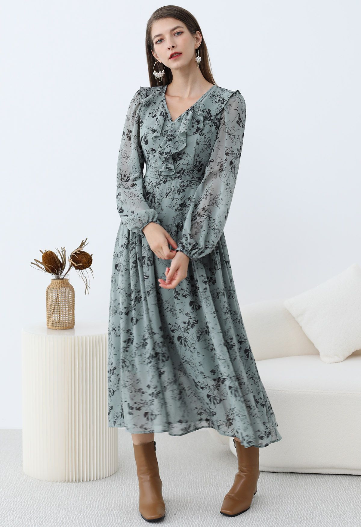 Serene Flower – Chiffon-Midikleid mit V-Ausschnitt und Rüschen in Minze