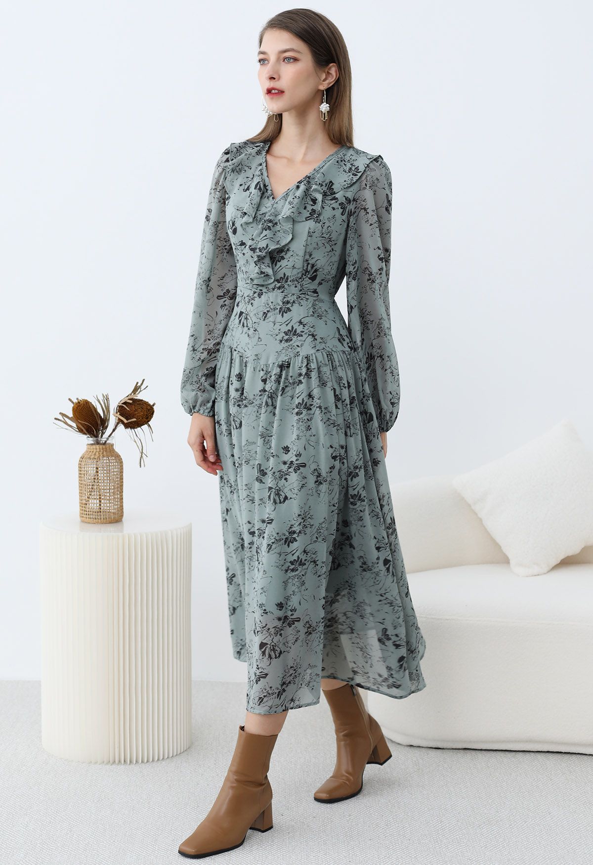 Serene Flower – Chiffon-Midikleid mit V-Ausschnitt und Rüschen in Minze