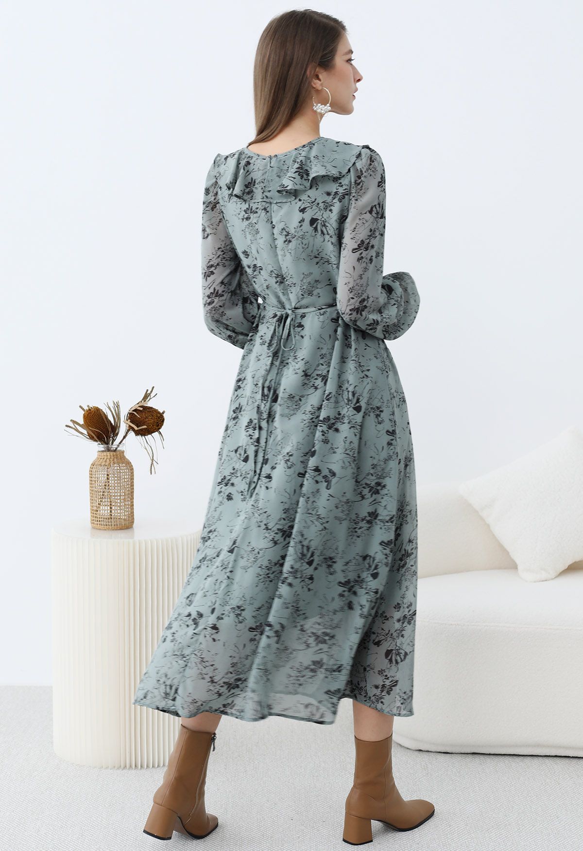 Serene Flower – Chiffon-Midikleid mit V-Ausschnitt und Rüschen in Minze