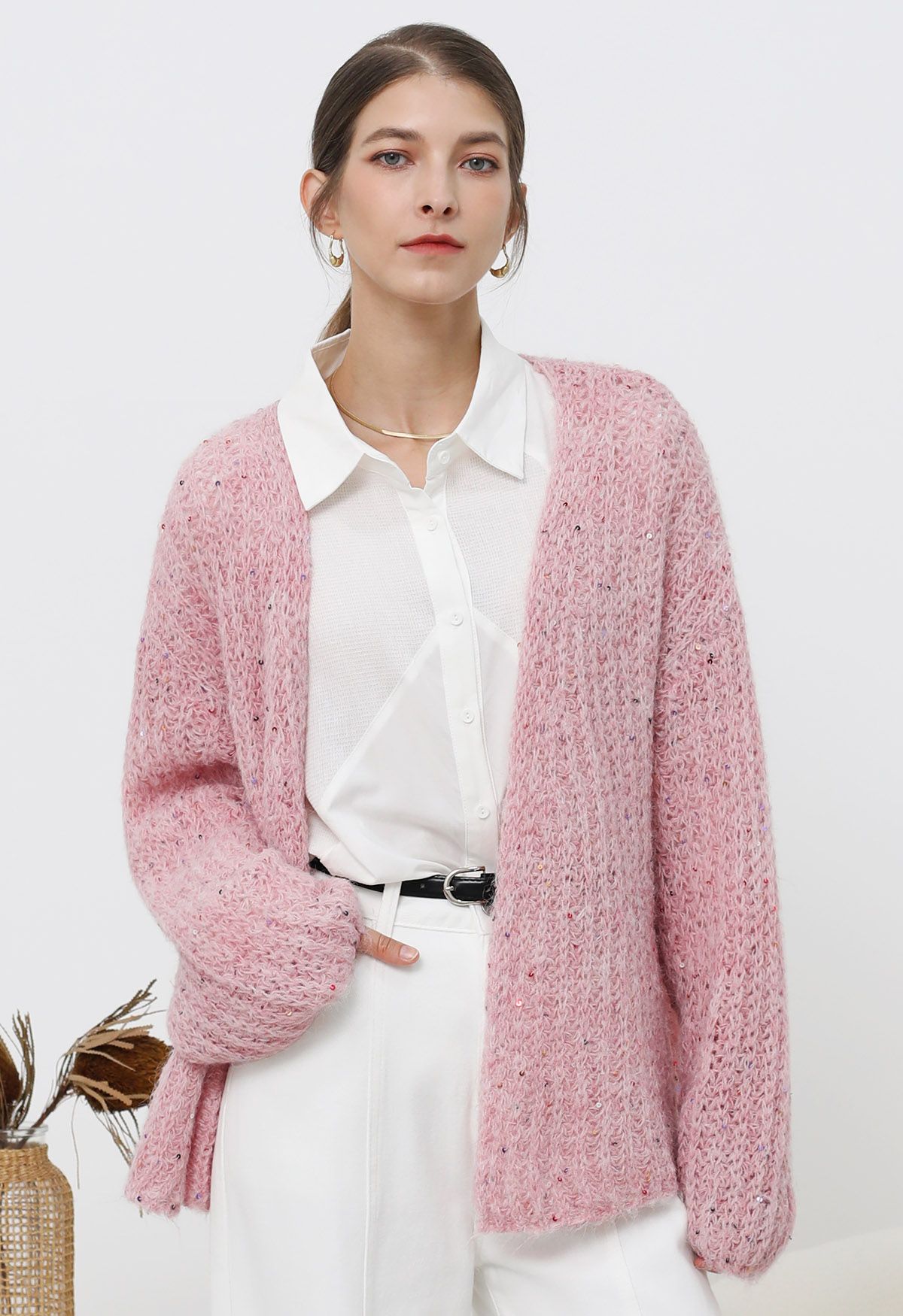 Gemütliche Strickjacke mit offener Vorderseite und bunten Pailletten in Pink