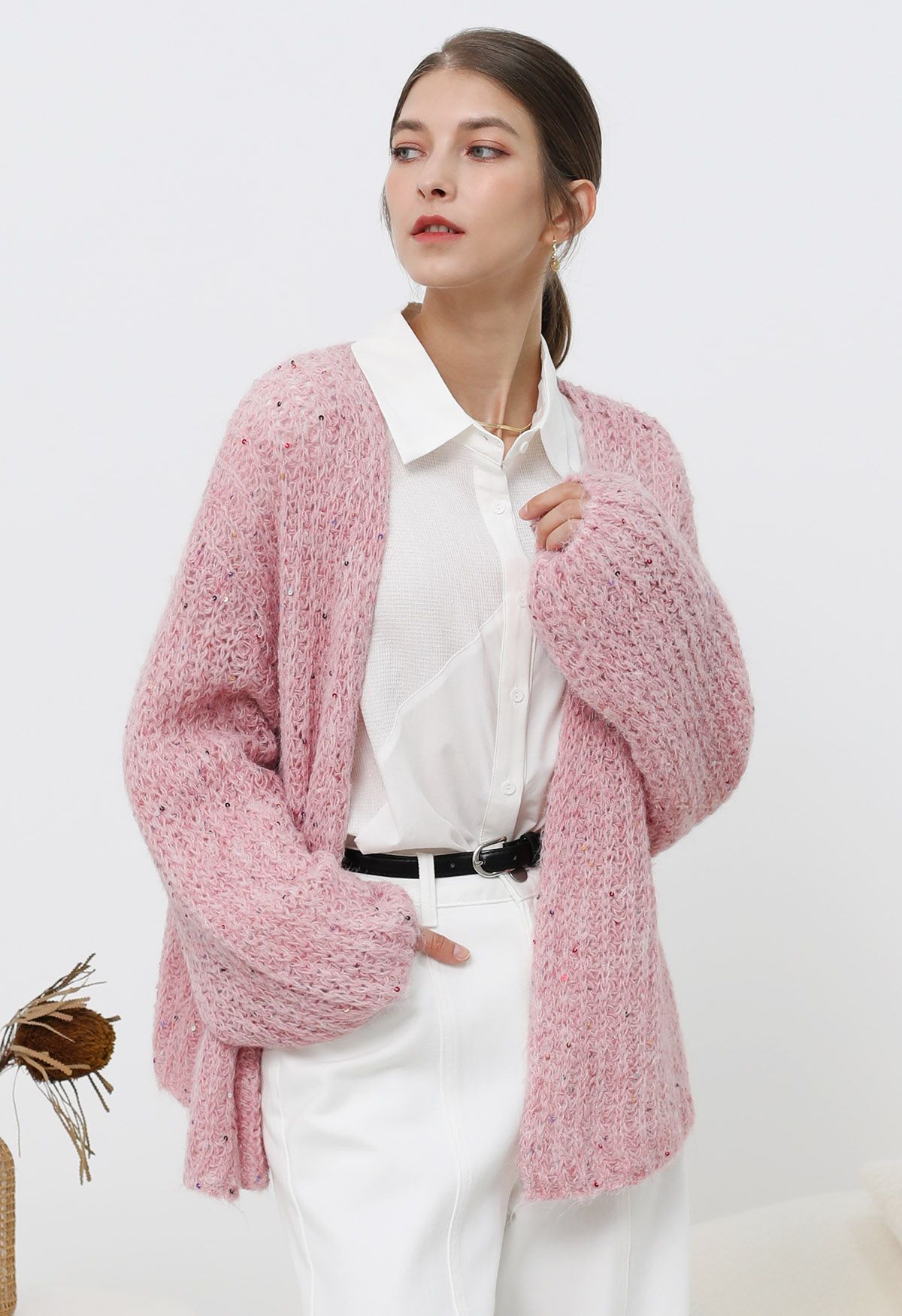 Gemütliche Strickjacke mit offener Vorderseite und bunten Pailletten in Pink