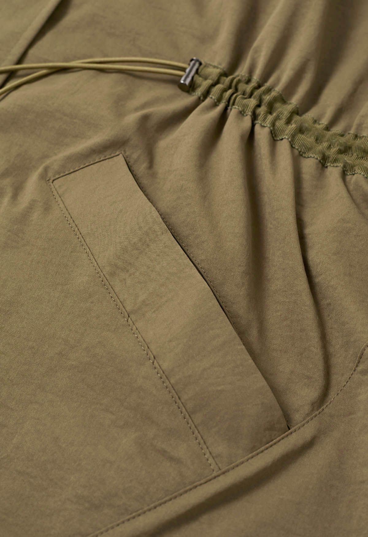 Entspannter Parka mit Seitentaschen und Kordelzug in Khaki