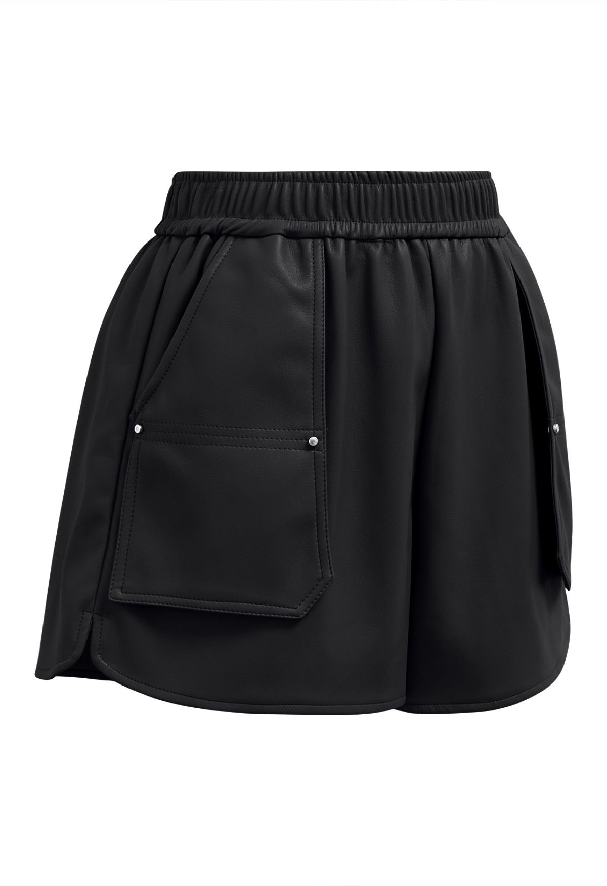 Utility-Shorts aus Kunstleder mit aufgesetzten Seitentaschen in Schwarz