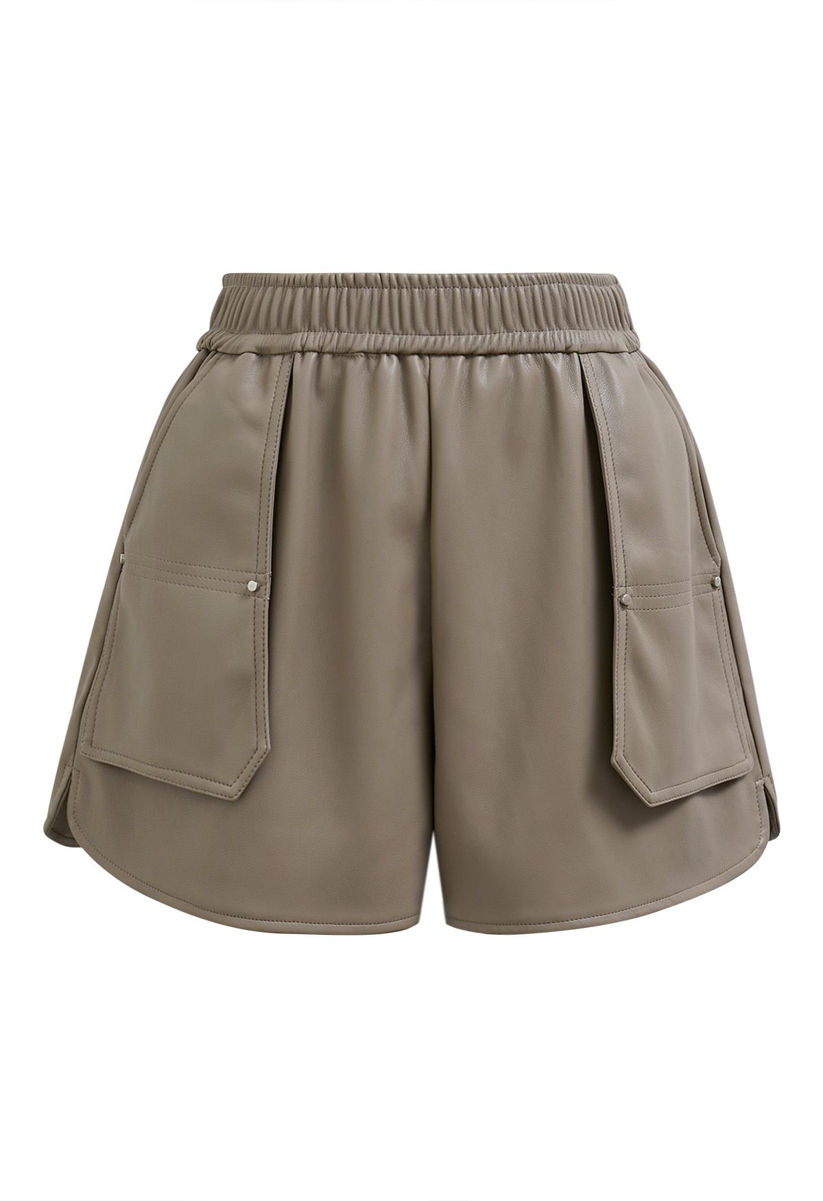 Utility-Shorts aus Kunstleder mit aufgesetzten Seitentaschen in Khaki