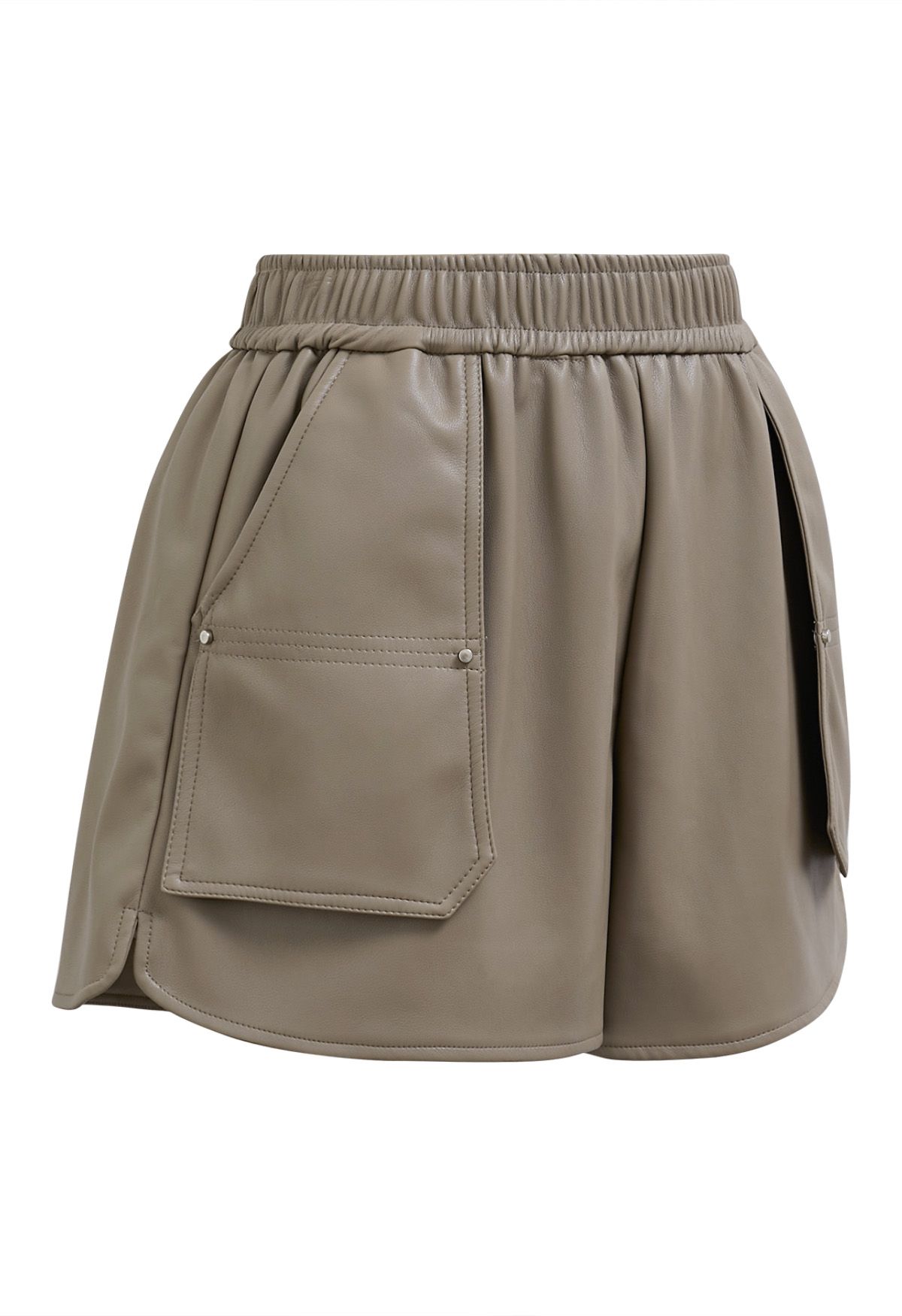 Utility-Shorts aus Kunstleder mit aufgesetzten Seitentaschen in Khaki