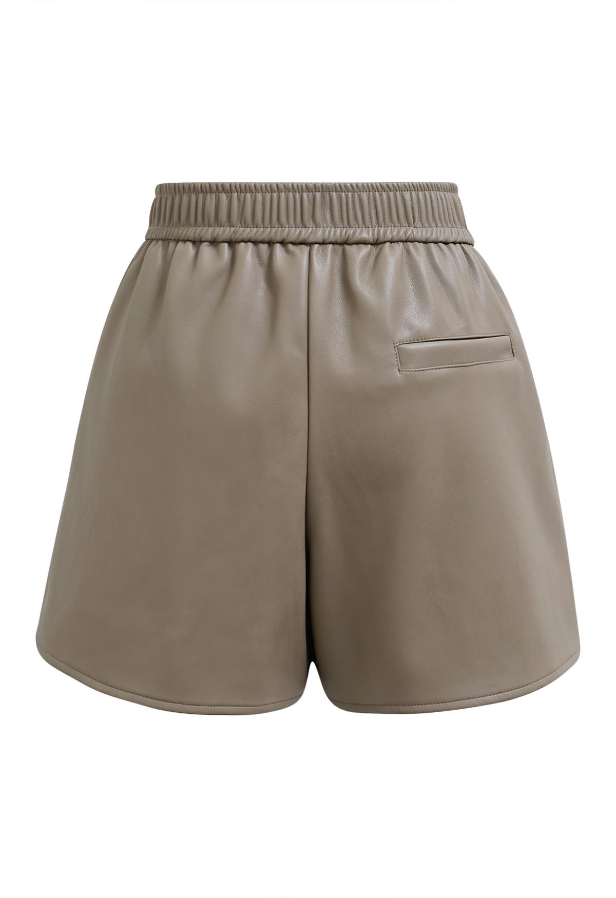 Utility-Shorts aus Kunstleder mit aufgesetzten Seitentaschen in Khaki