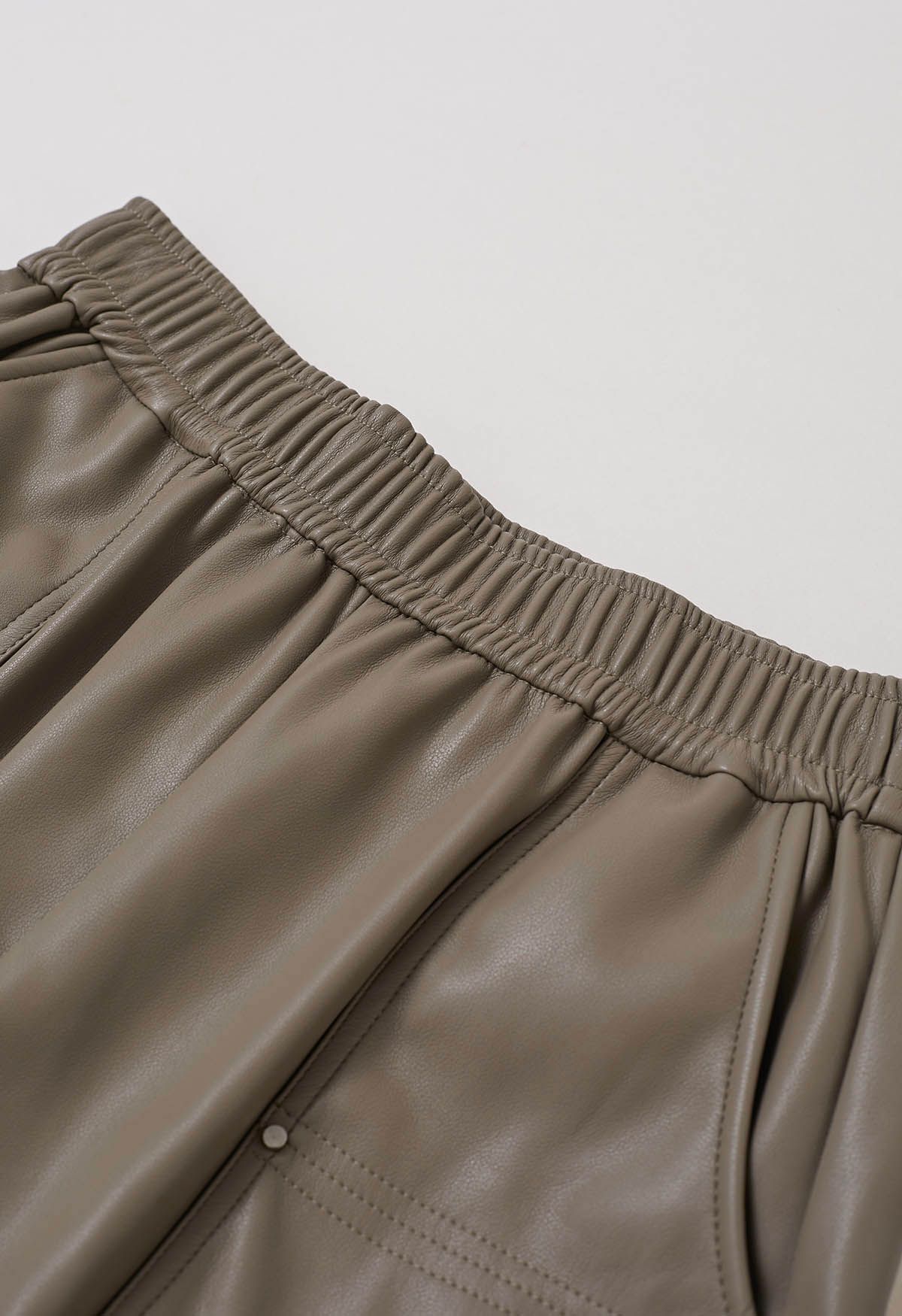 Utility-Shorts aus Kunstleder mit aufgesetzten Seitentaschen in Khaki