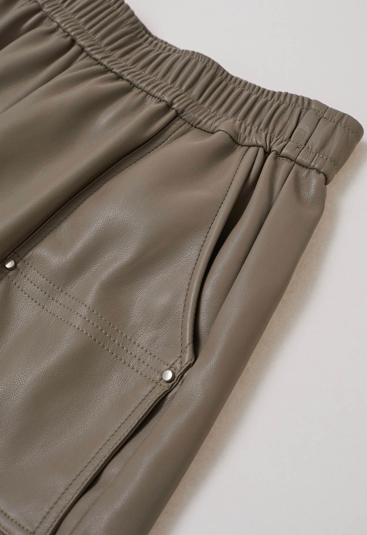 Utility-Shorts aus Kunstleder mit aufgesetzten Seitentaschen in Khaki