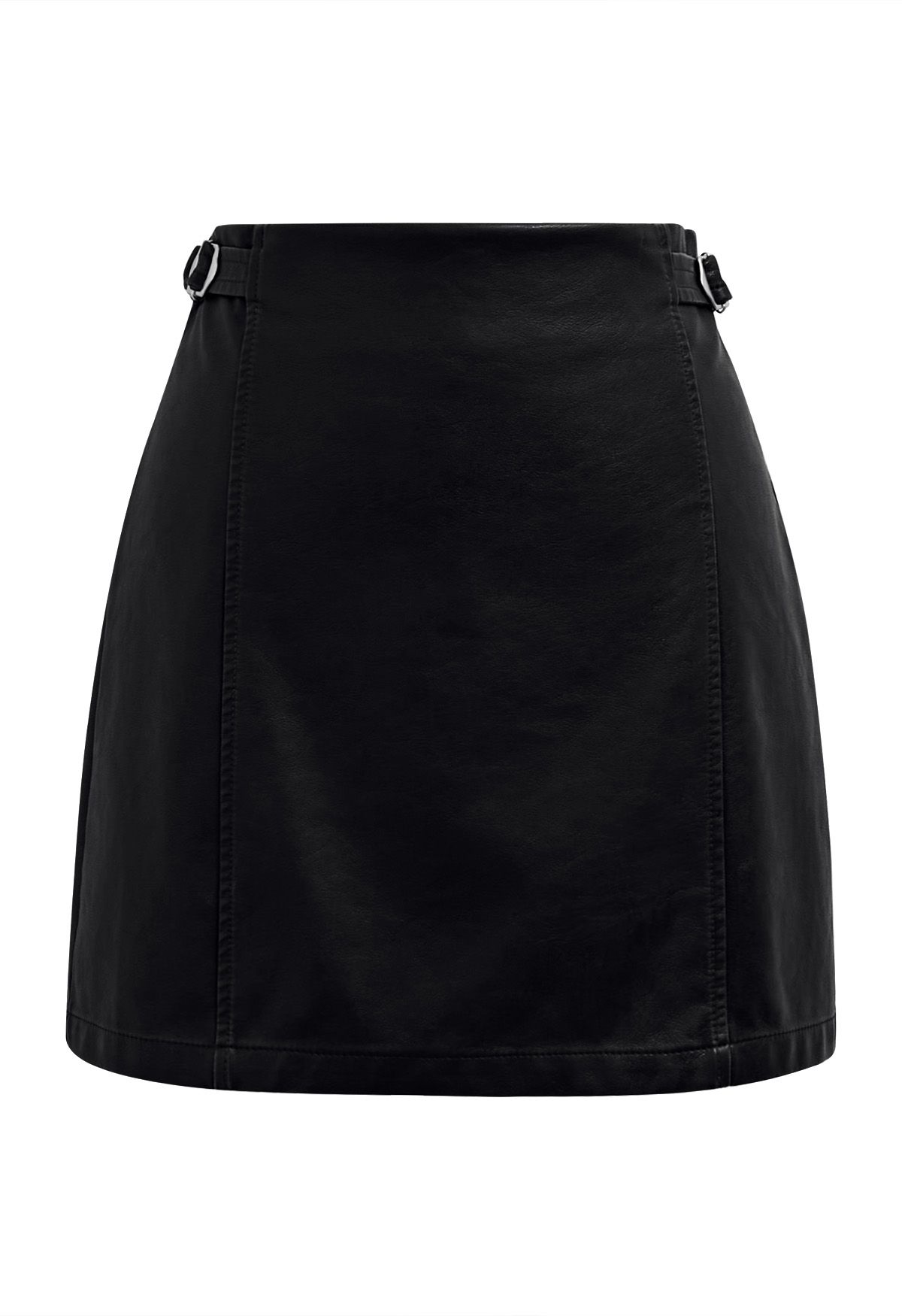 Gut verarbeiteter Skort aus Kunstleder mit Gürtelbesatz in Schwarz