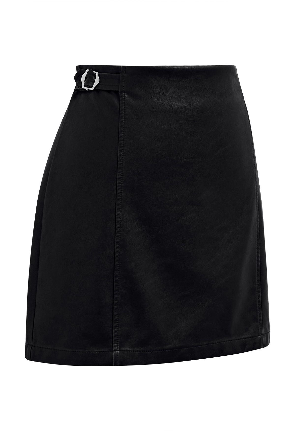 Gut verarbeiteter Skort aus Kunstleder mit Gürtelbesatz in Schwarz