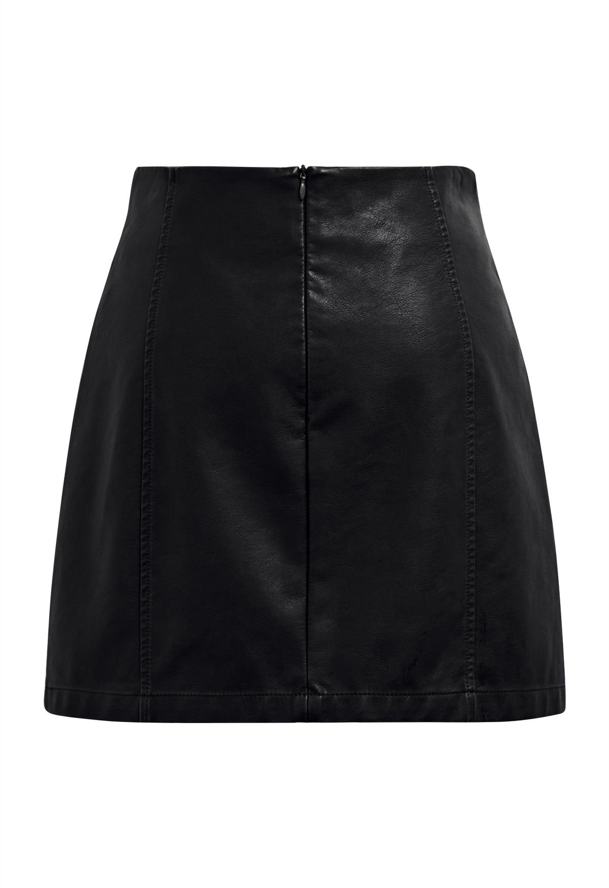 Gut verarbeiteter Skort aus Kunstleder mit Gürtelbesatz in Schwarz