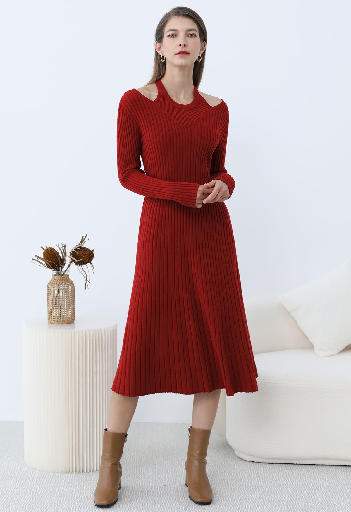 Rotes Midikleid aus Rippstrick mit Cut-out-Ausschnitt