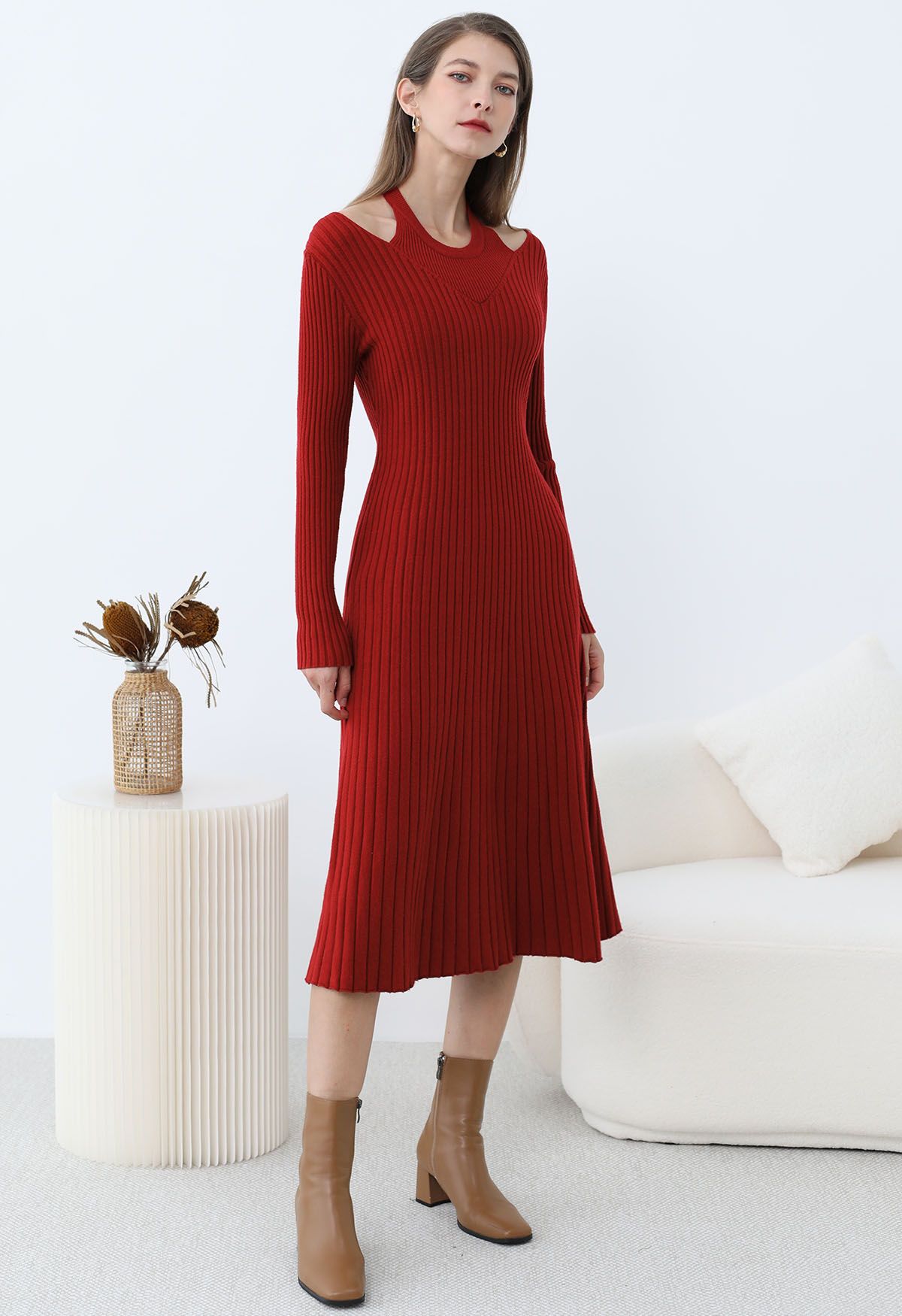 Rotes Midikleid aus Rippstrick mit Cut-out-Ausschnitt